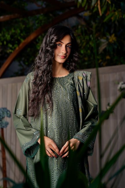 best lawn dresses for summer in Pakistan