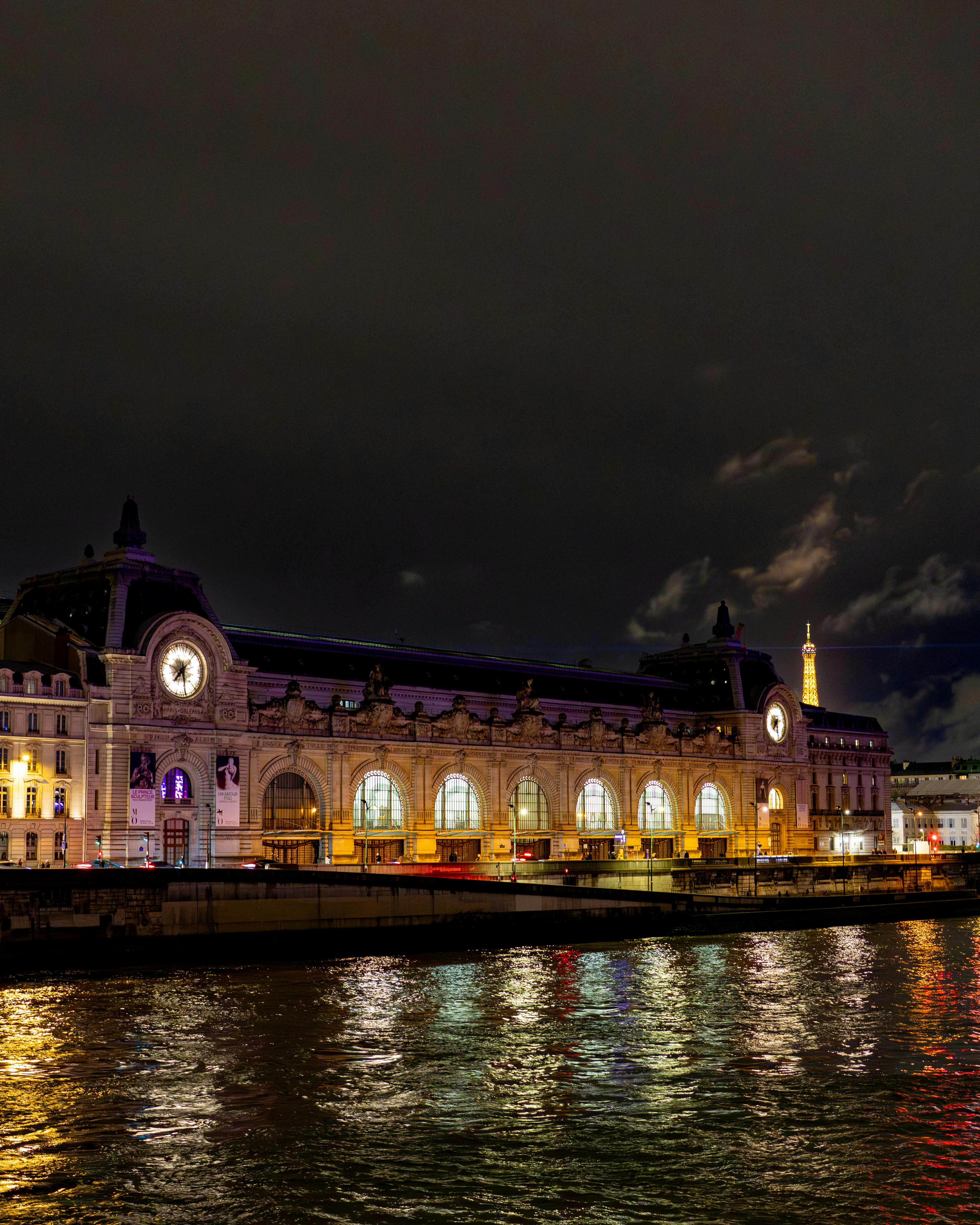 Gratis Affascinante scena notturna del Musée d'Orsay che si specchia nella Senna di Parigi. Foto a disposizione