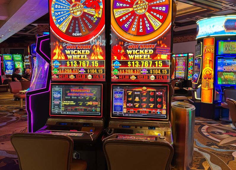 Online Roulette Spieltisch mit verschiedenen Einsatzchips und sich drehendem Roulette Rad