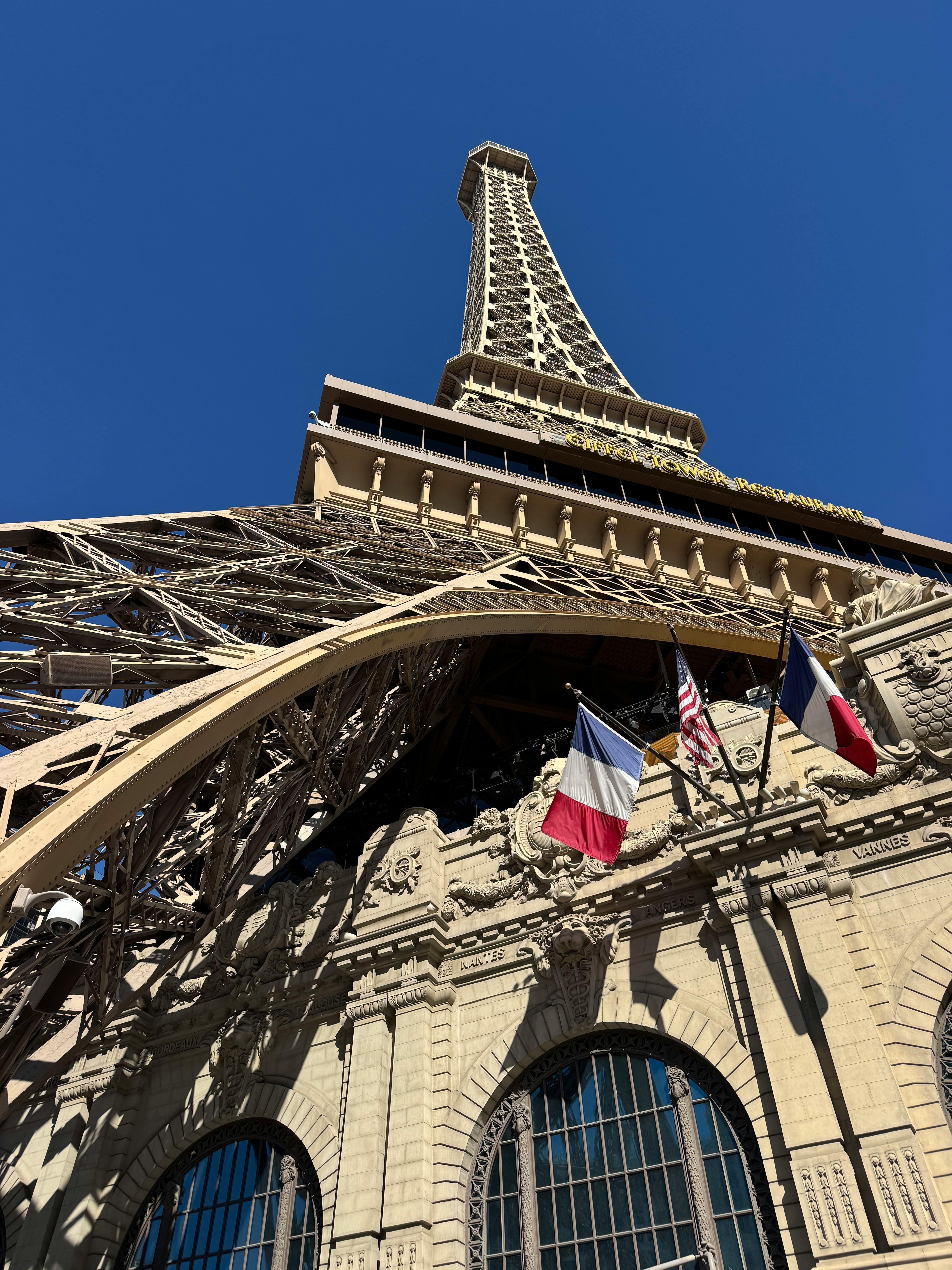 Gratis Primer plano de una réplica de la Torre Eiffel y banderas francesas en el hotel Paris Las Vegas. Foto de stock