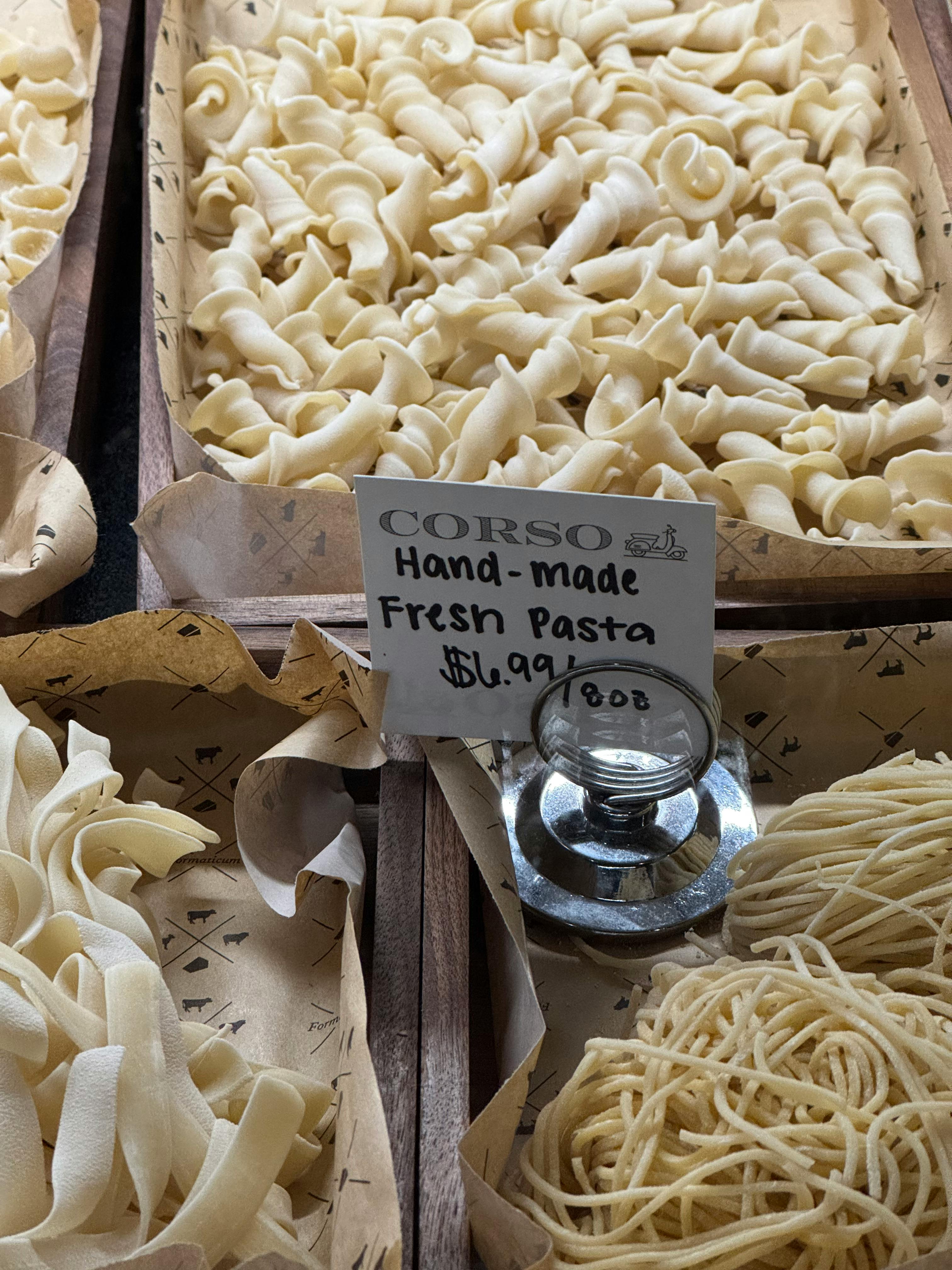 Δωρεάν Μια ποικιλία από χειροποίητα ζυμαρικά παρουσιάζονται σε πάγκο αγοράς στο Άρλινγκτον της Βιρτζίνια. Φωτογραφία από στοκ φωτογραφιών