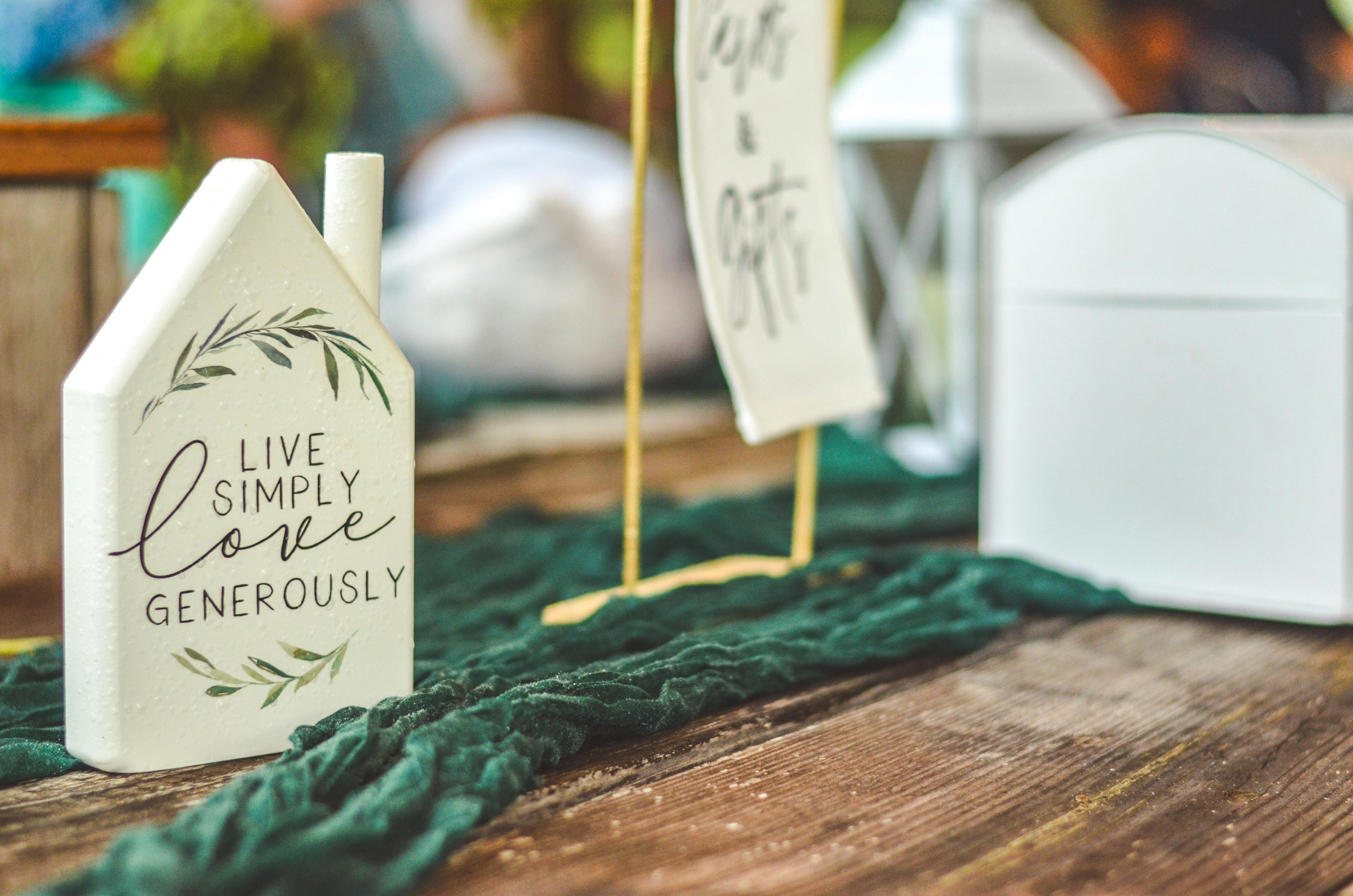 Gratis Charmerende rustik indretning med et inspirerende budskab, der fremmer enkel og generøs livsstil. Lagerfoto