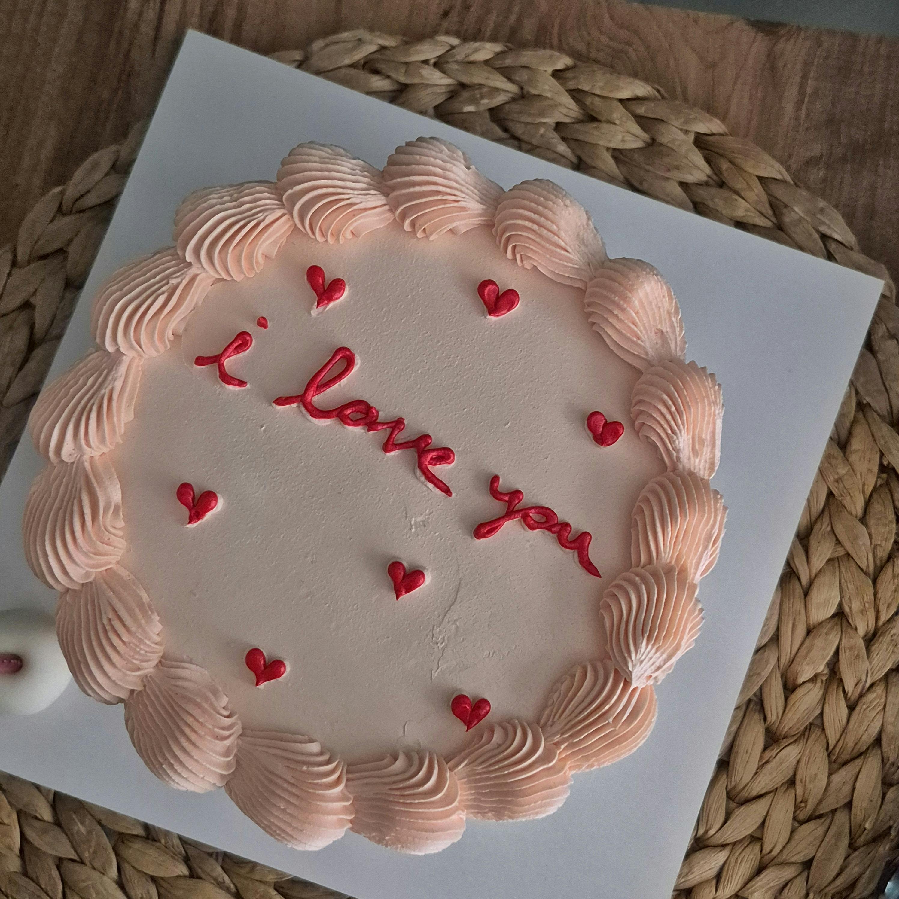 Zadarmo Ružová polevou pokrytá torta s nápisom „Ľúbim ťa“ a červenými srdiečkami, ideálna na romantické príležitosti. Fotka z fotobanky