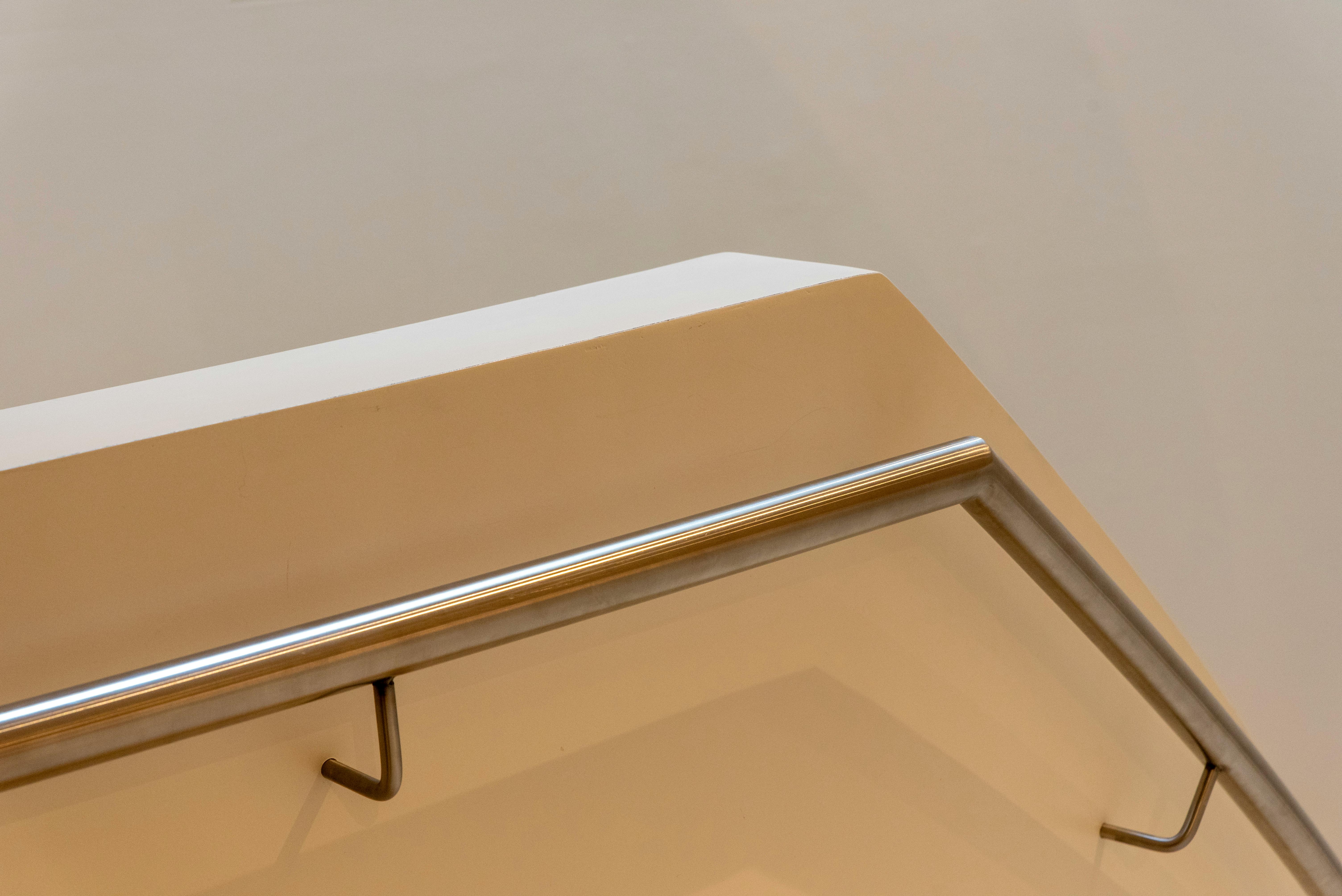 ingyenes A minimalista belső térben elhelyezett elegáns fém korlát modern eleganciát kölcsönöz bármely térnek. Stockfotó