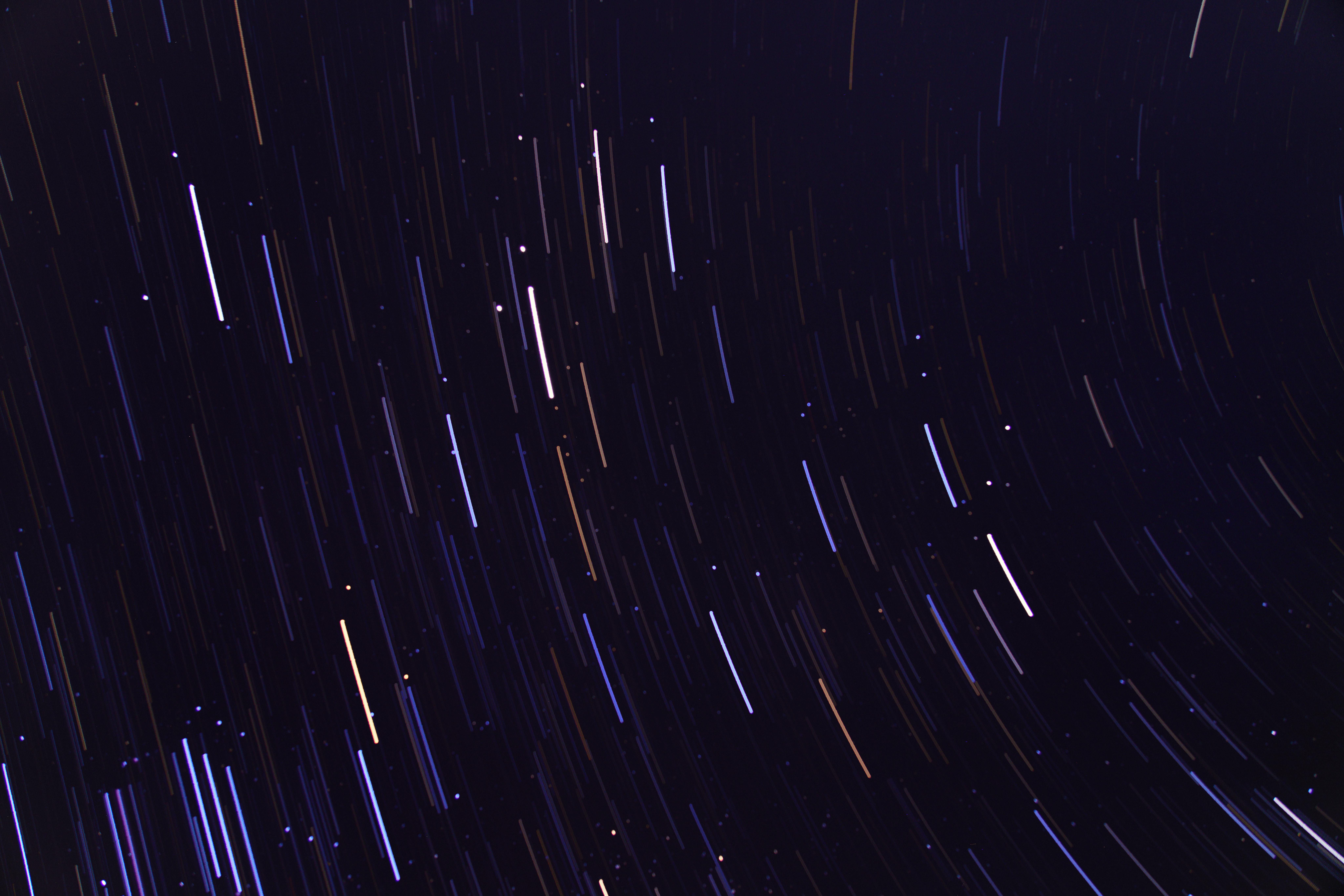 Zadarmo Ohromujúci záber s dlhou expozíciou zachytávajúci živé hviezdne stopy na pozadí hlbokej nočnej oblohy a zobrazujúci nebeský pohyb. Fotka z fotobanky