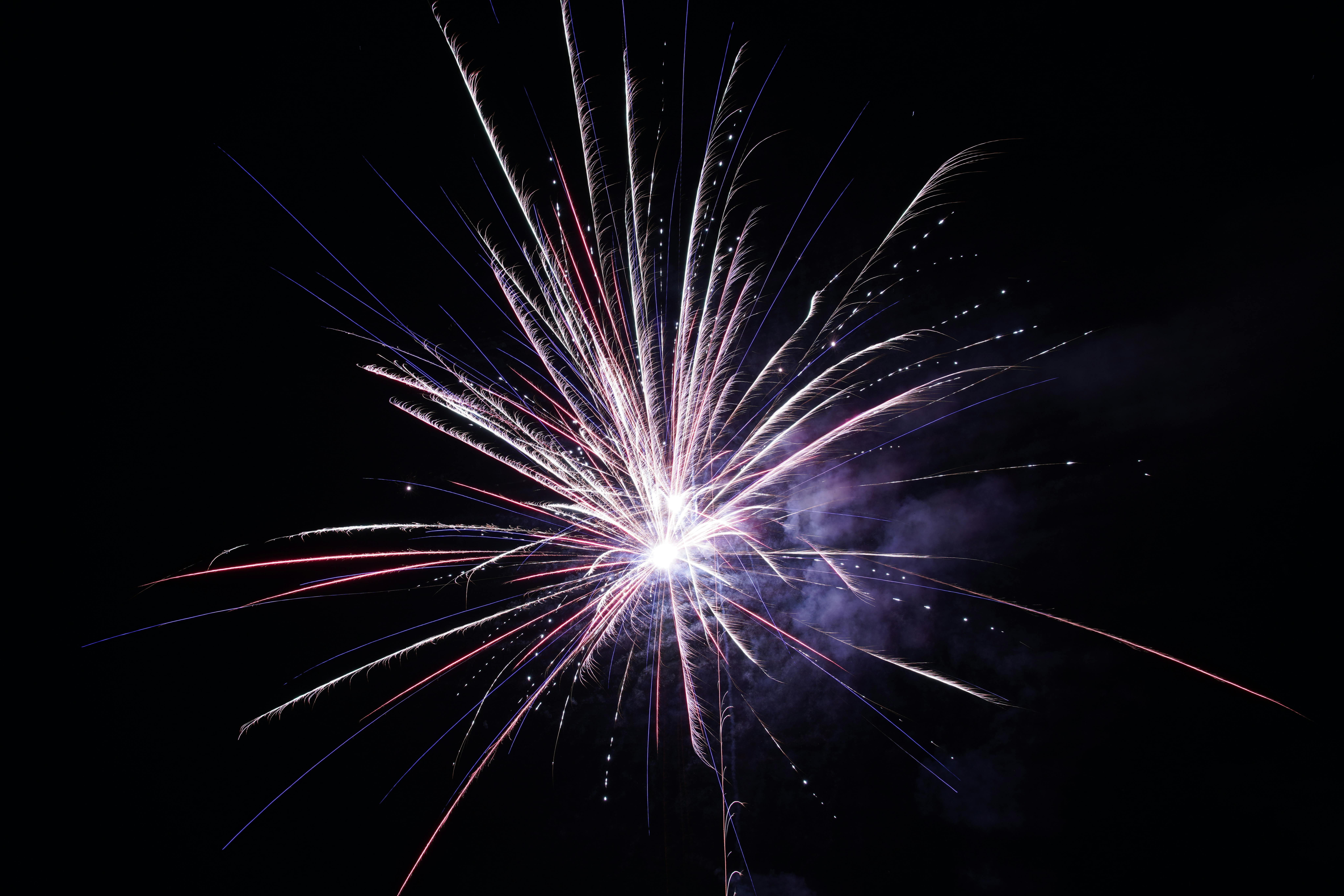 Kostenlos Ein spektakuläres Feuerwerk aus farbenprächtigen Geschossen erleuchtete den Nachthimmel zur Feier des Tages. Stock-Foto