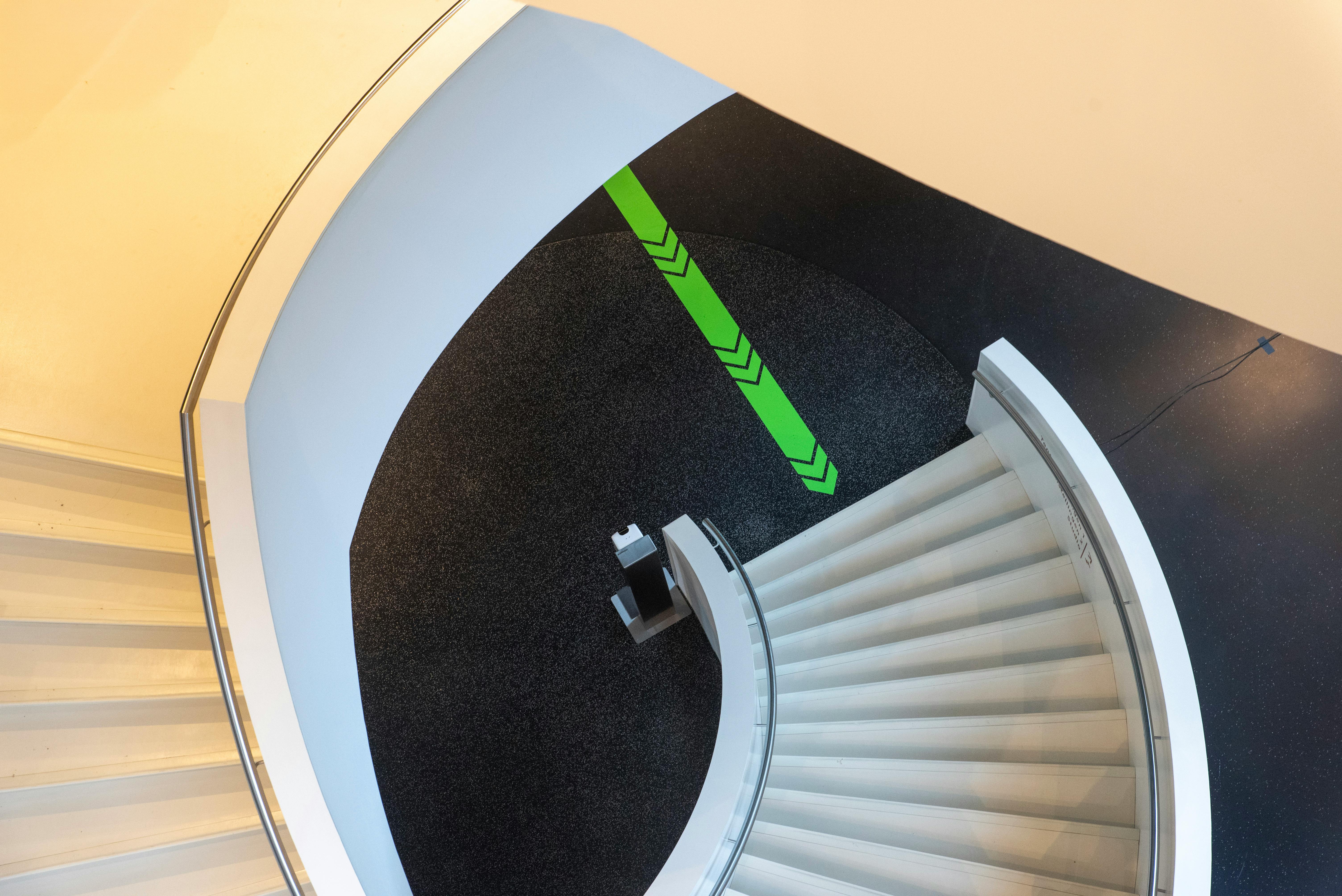 Zadarmo Letecký pohľad na točité schodisko v modernom múzeu so zeleným značením podlahy. Fotka z fotobanky