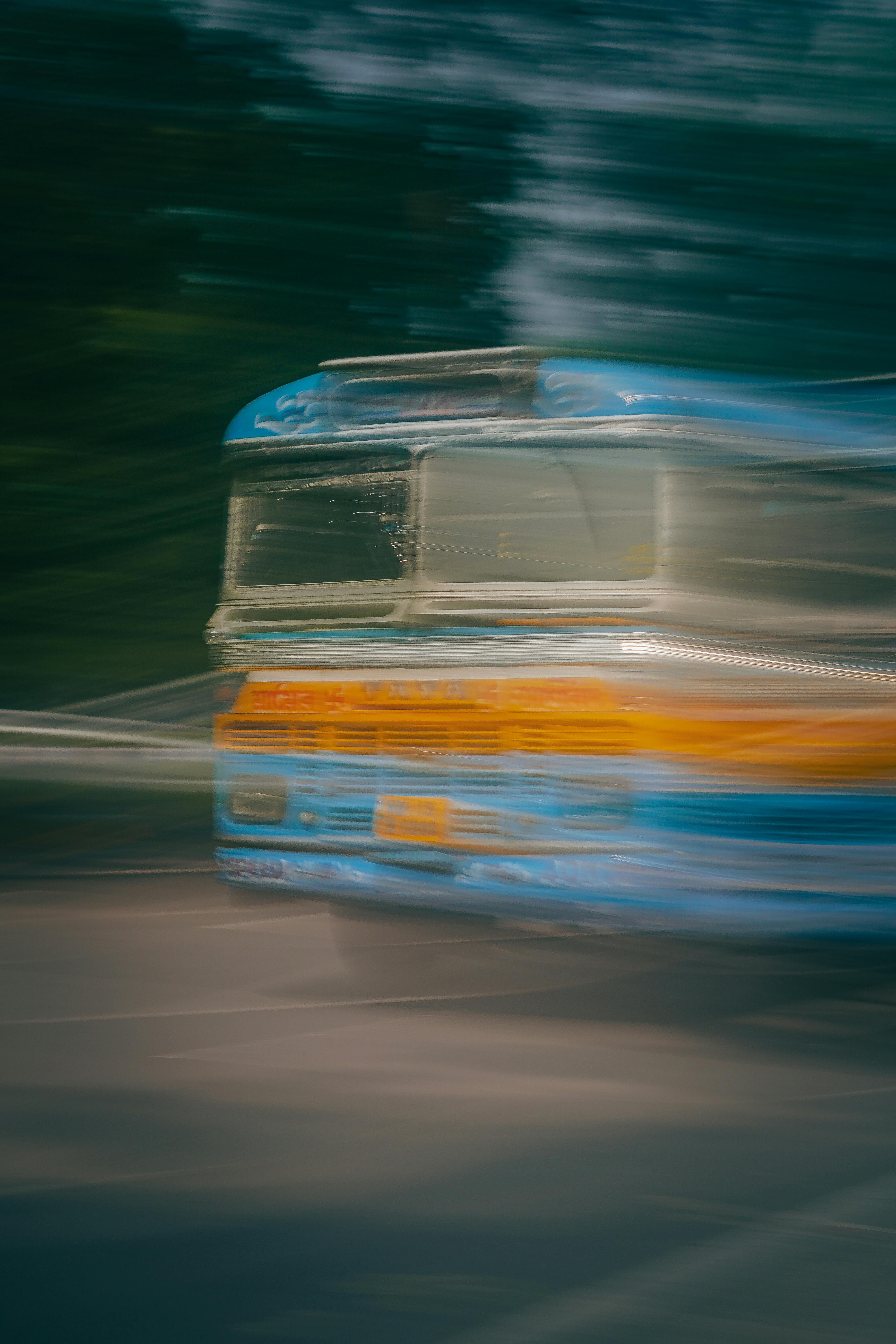 Miễn phí Một chiếc xe buýt cổ của Ấn Độ được ghi lại hình ảnh đang chuyển động, tạo ra hiệu ứng mờ ảo đầy sống động và nghệ thuật. Ảnh lưu trữ