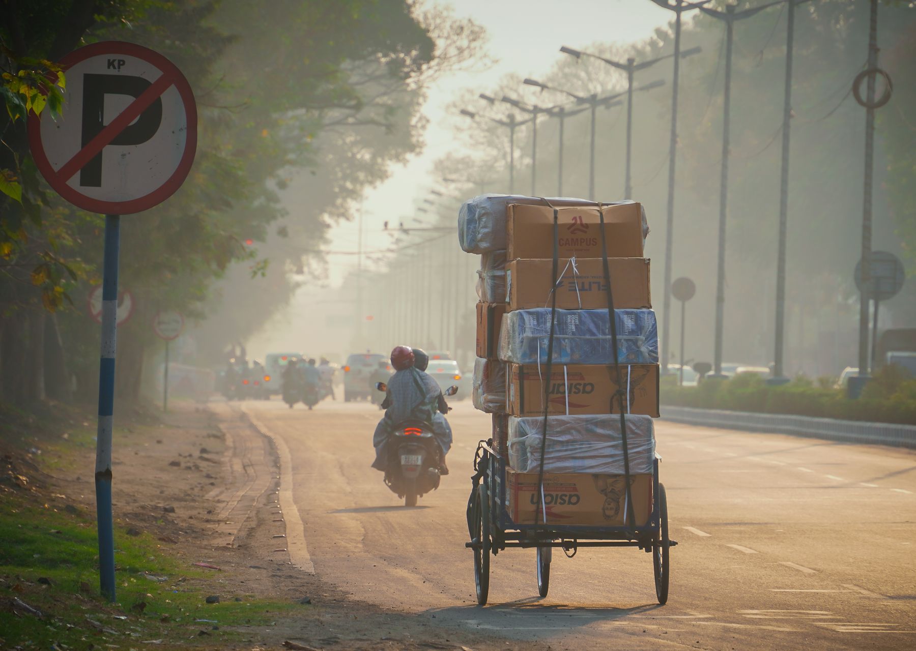 Packing services in Seafield — crew wrapping and loading on moving day