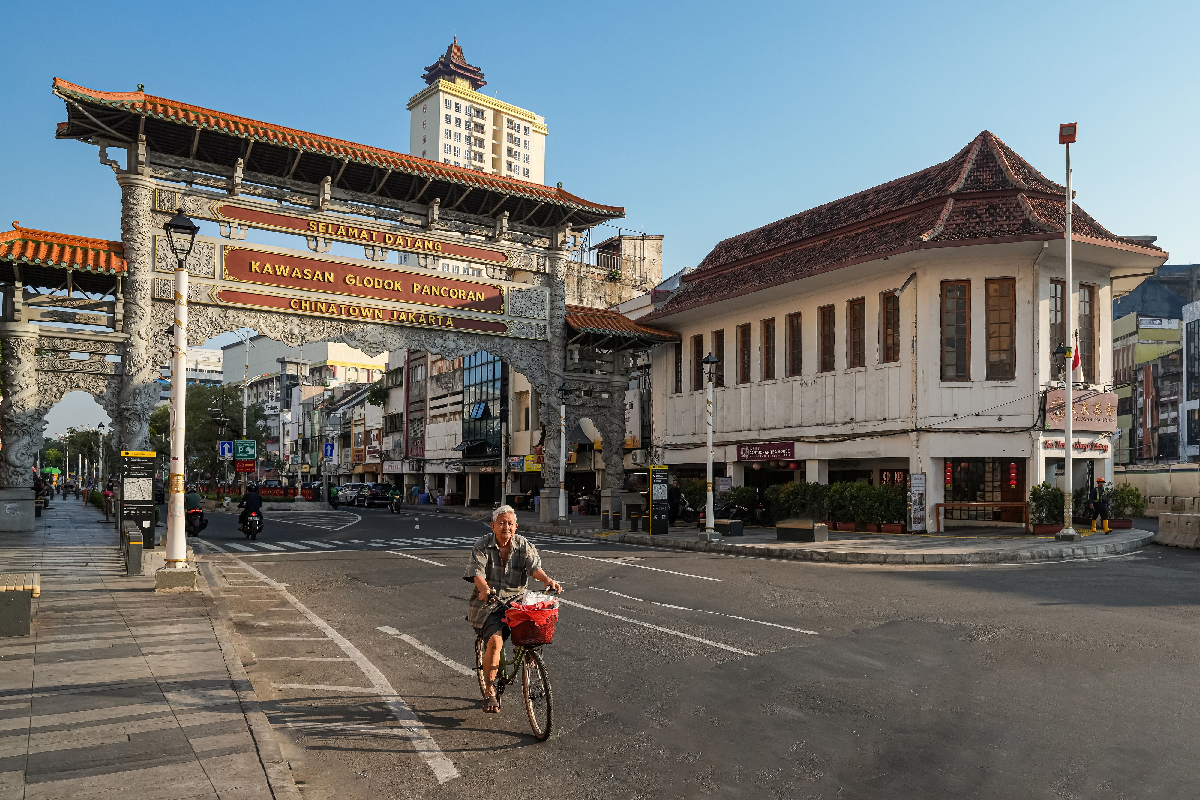 jakarta glodok chinatown vihara dharma bhakti temple indonesia street food