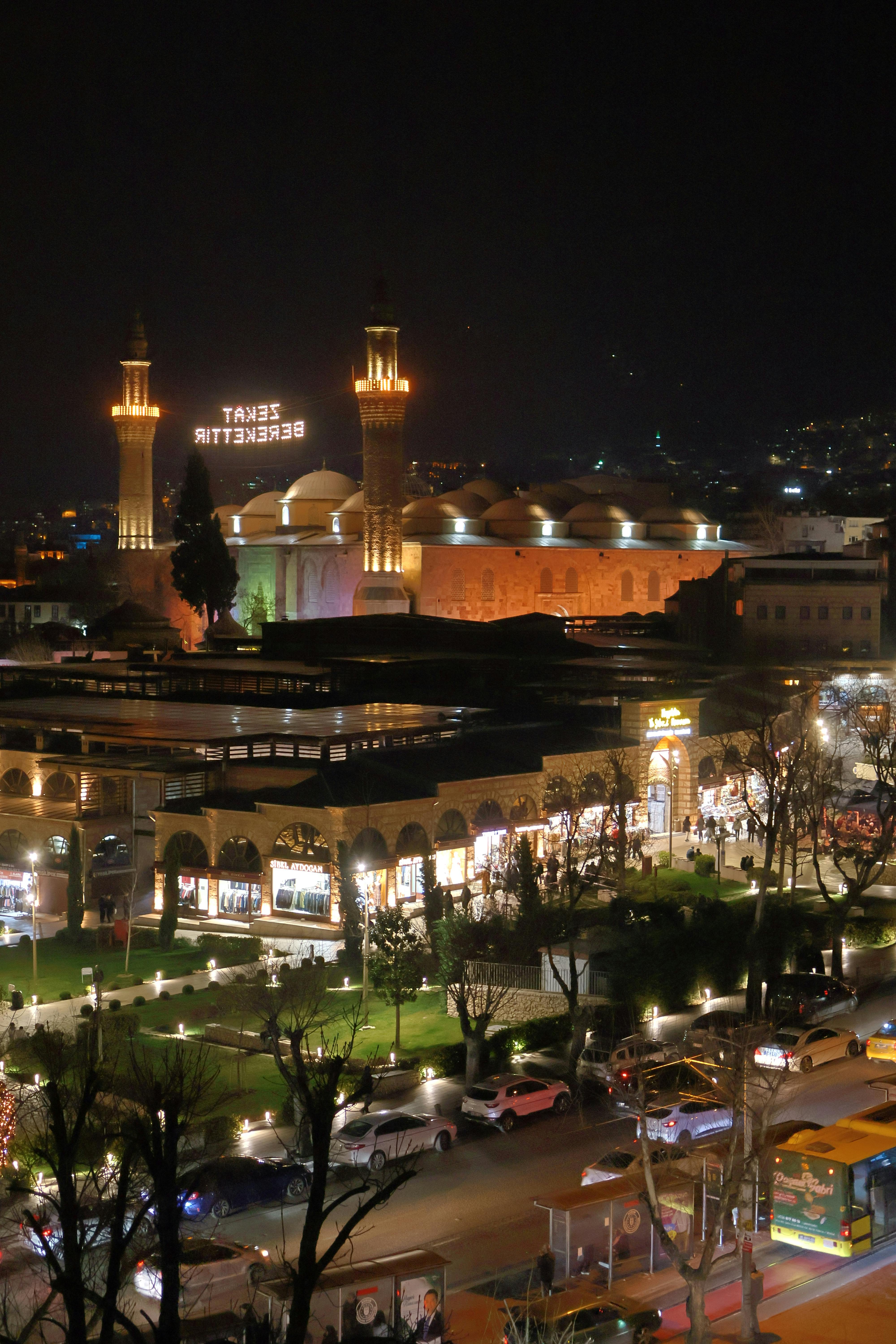 Miễn phí Cảnh đêm tuyệt đẹp của Thánh đường Hồi giáo lớn ở Bursa với khung cảnh được chiếu sáng rực rỡ. Ảnh lưu trữ