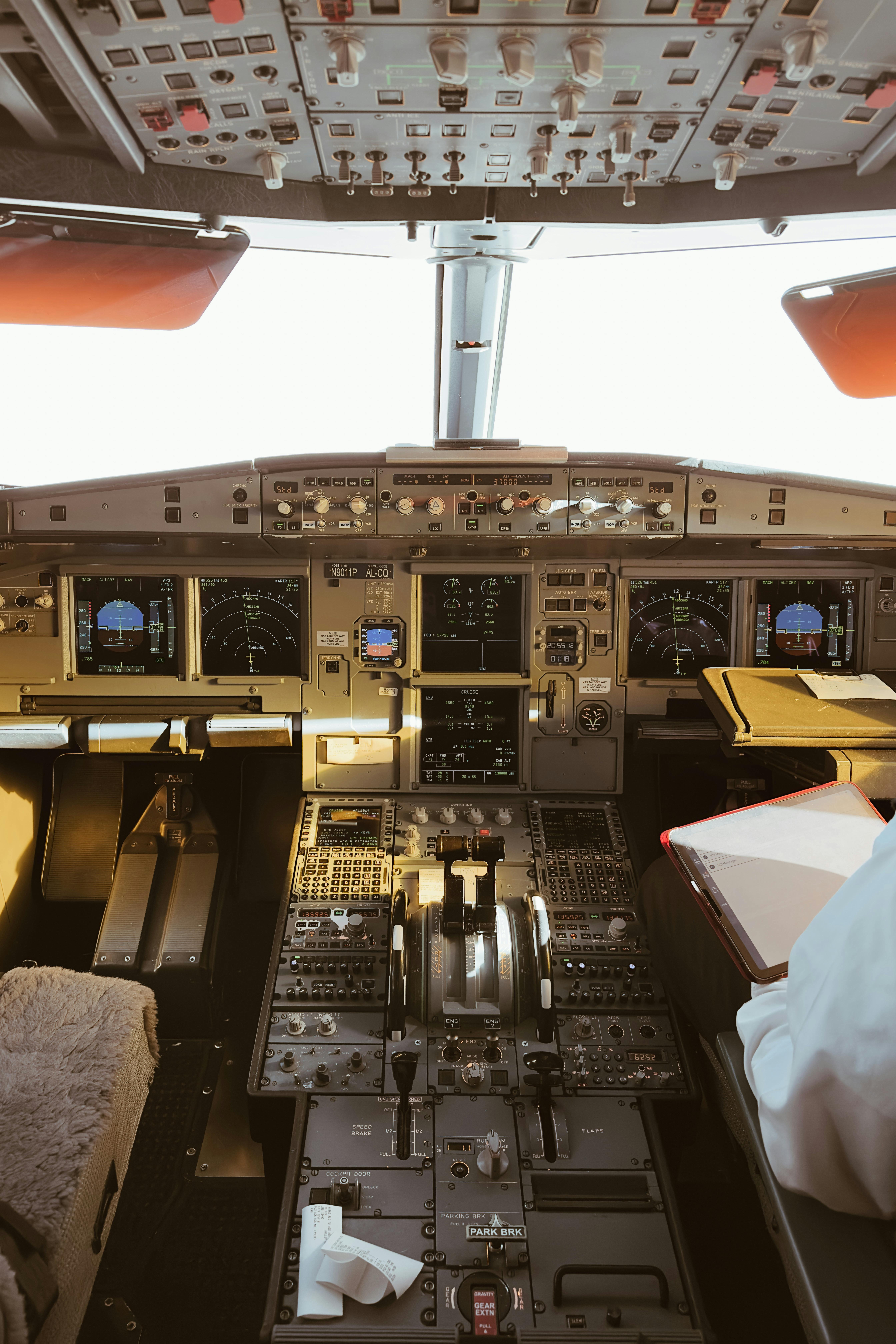 Miễn phí Hình ảnh bên trong buồng lái máy bay thương mại, thể hiện các bảng điều khiển và thiết bị đo đạc. Ảnh lưu trữ