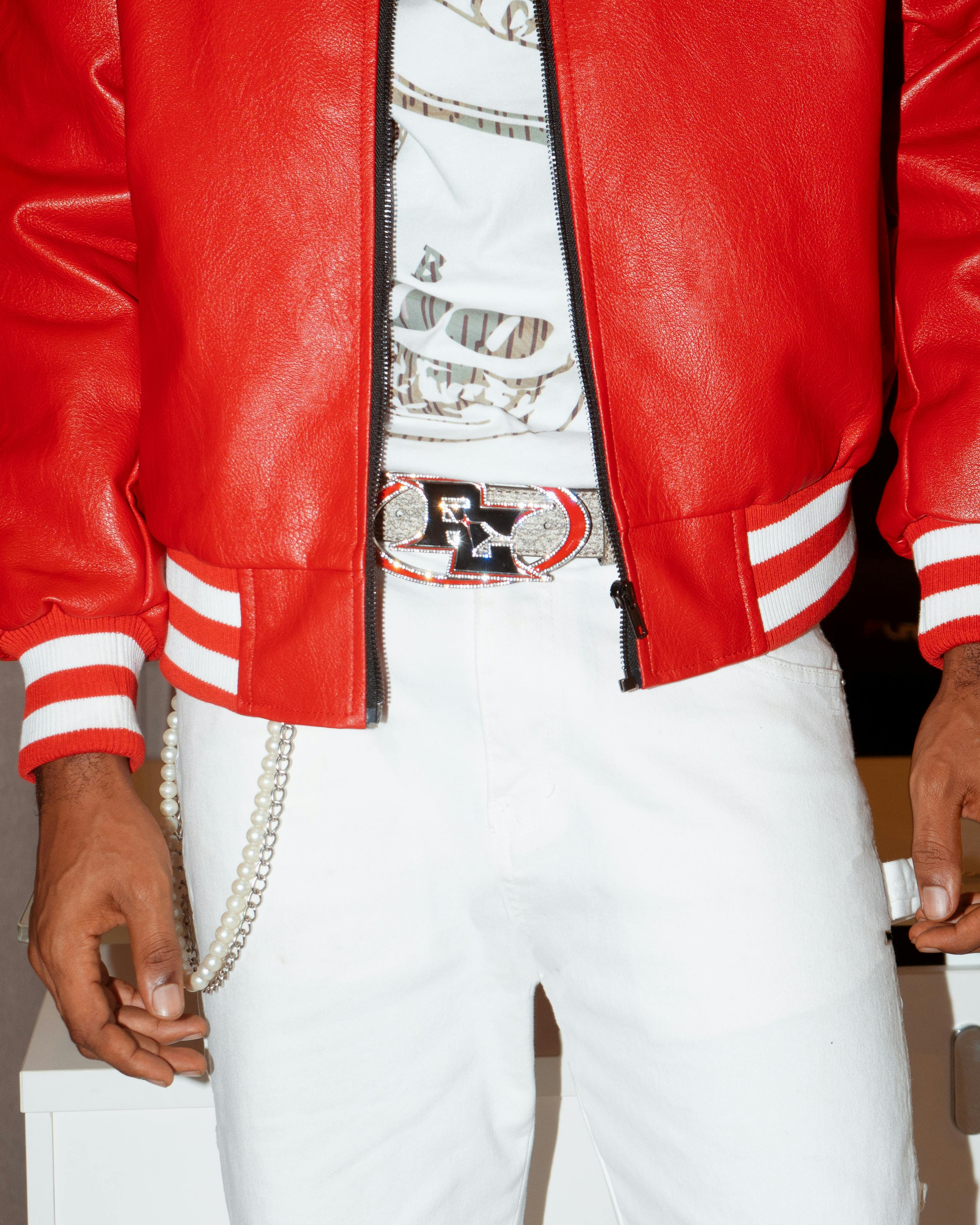 Zadarmo Módna červená kožená bunda a biely outfit s doplnkami. Fotka z fotobanky
