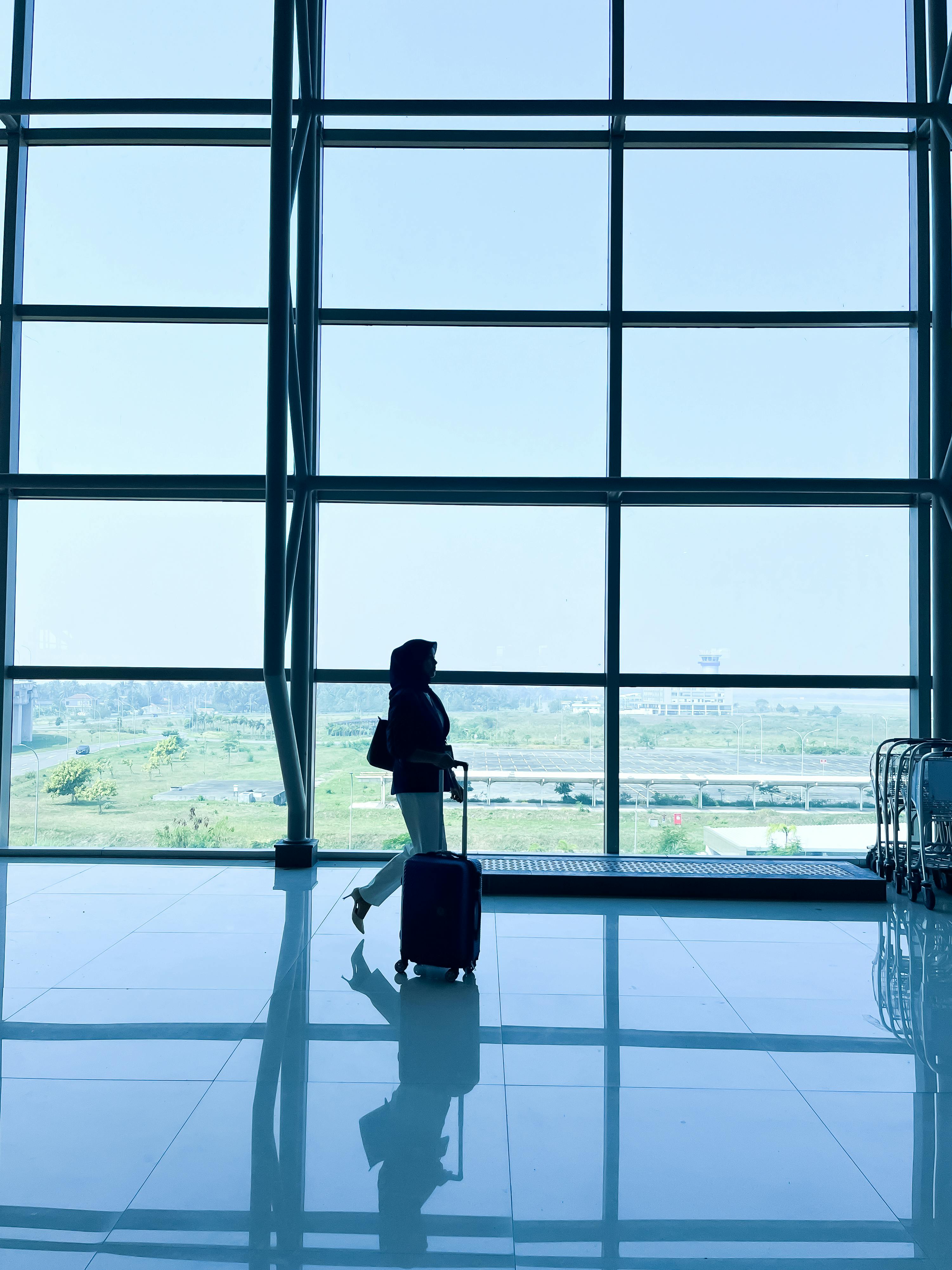 Gratuit Silueta unui adult cu bagaje pe un aeroport din Indonezia. Fotografie de stoc