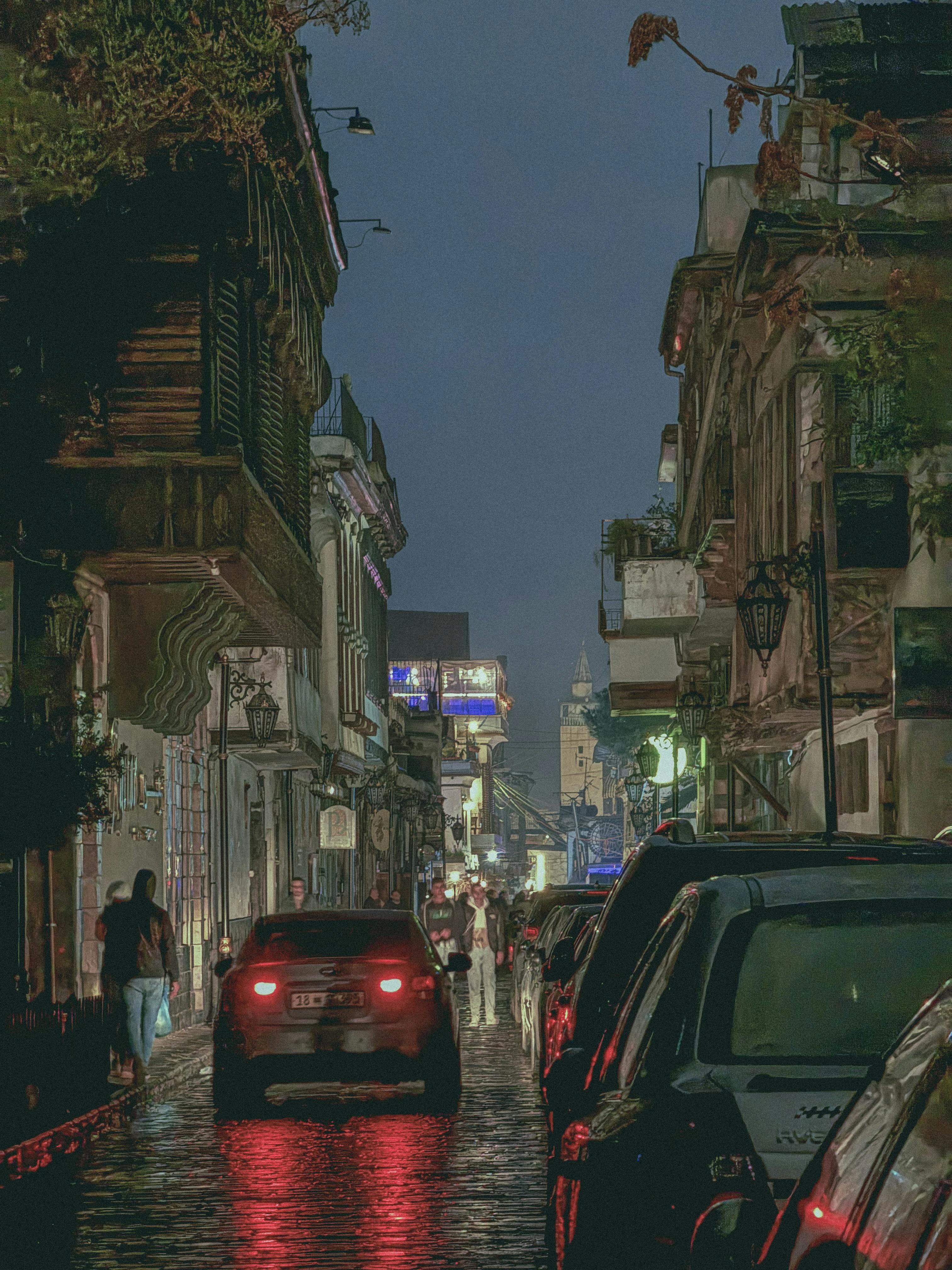 бесплатная Оживлённая улица Дамаска ночью, демонстрирующая яркую городскую жизнь и историческую архитектуру. Стоковое фото