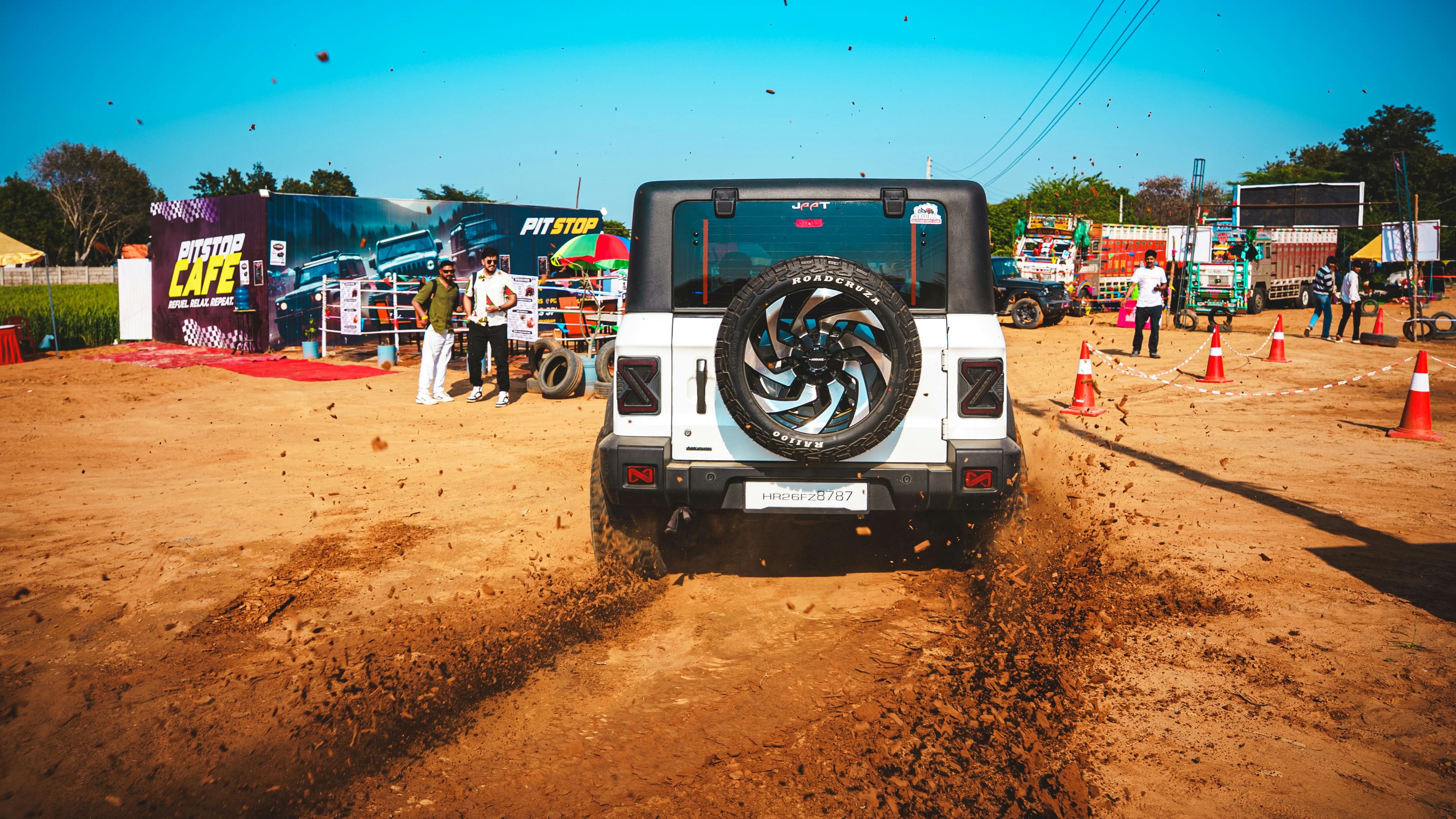 Gratis Escena dinámica de conducción todoterreno en un animado evento al aire libre con un robusto SUV. Foto de stock