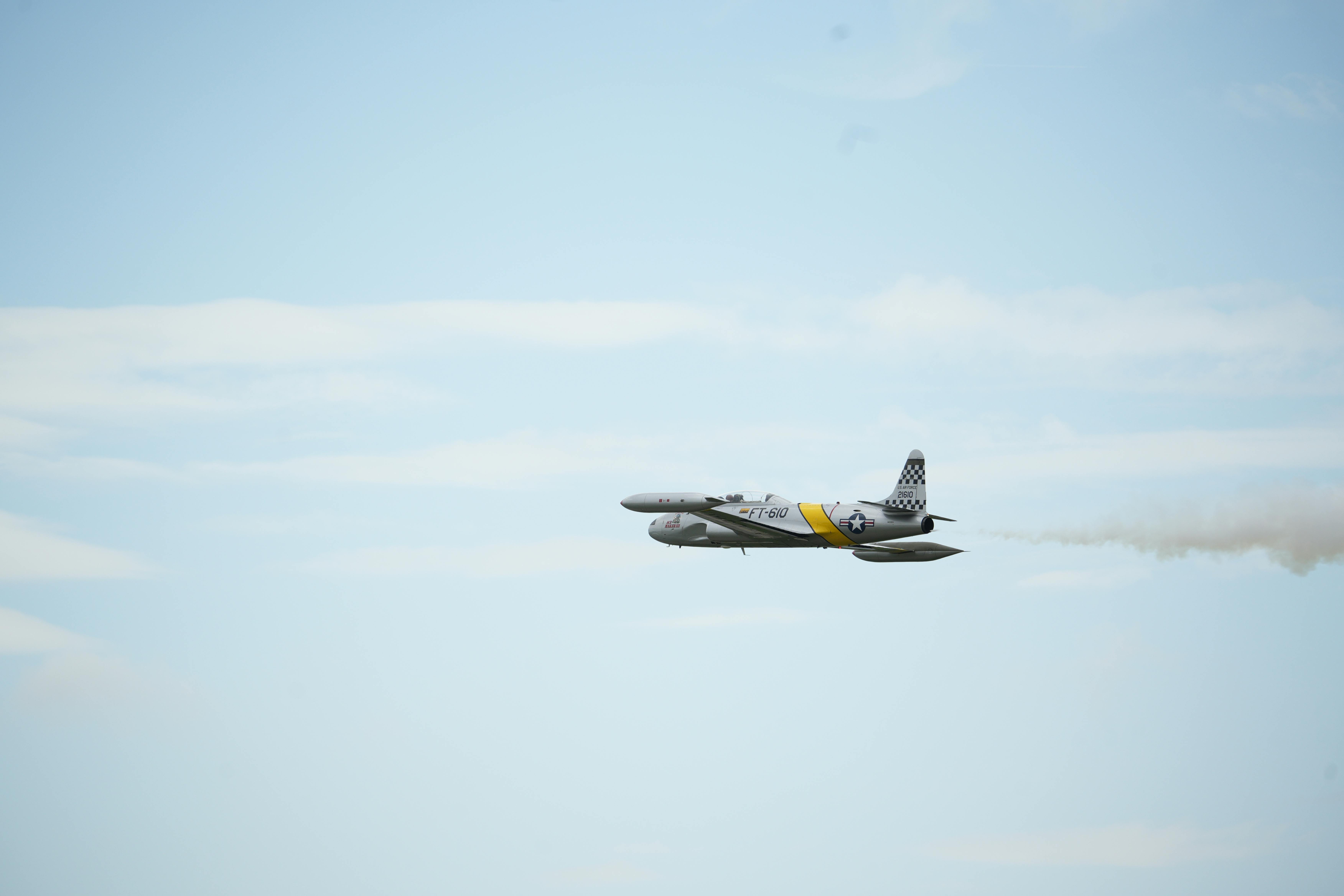 Gratuit Un avion de vânătoare de epocă efectuând o demonstrație aeriană la un spectacol aerian din Hampton, Virginia. Fotografie de stoc