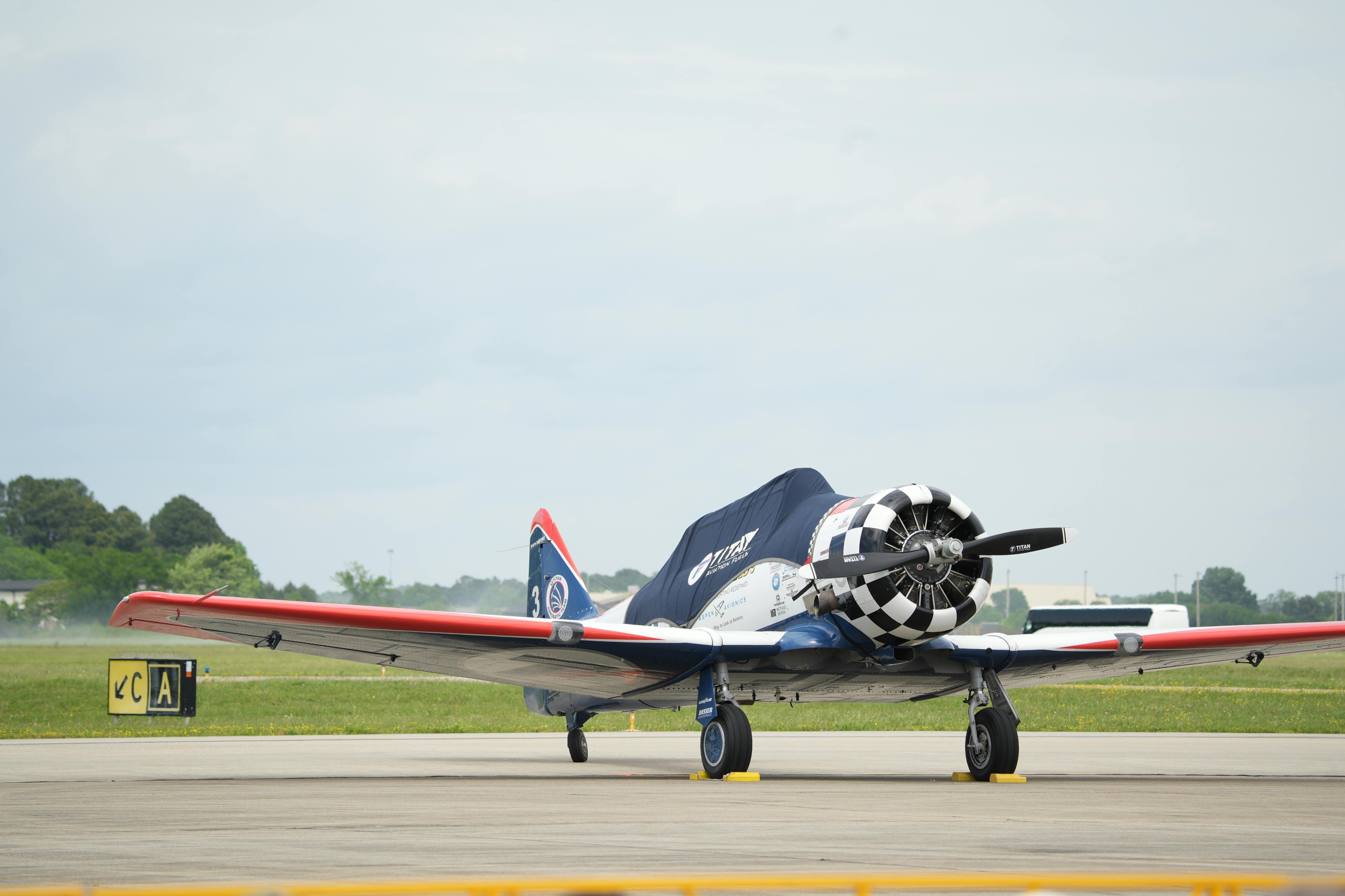 Gratuit Un avion ancien exposé sur une piste lors d'un meeting aérien à Hampton, en Virginie. Photos