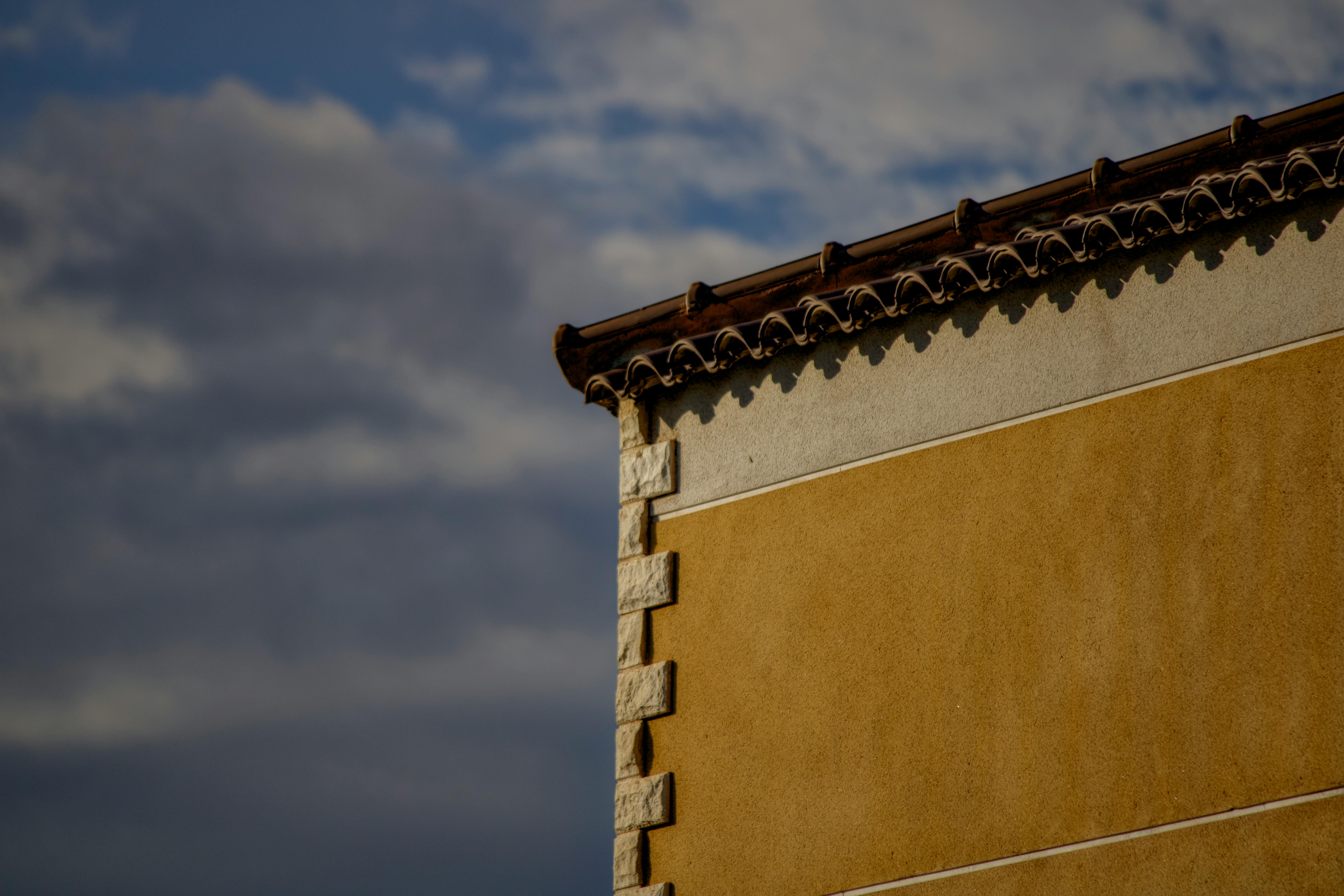 grátis Vista aproximada de um edifício mediterrâneo com telhado de telhas tradicional sob um céu azul brilhante em Torrevieja, Espanha. Foto profissional