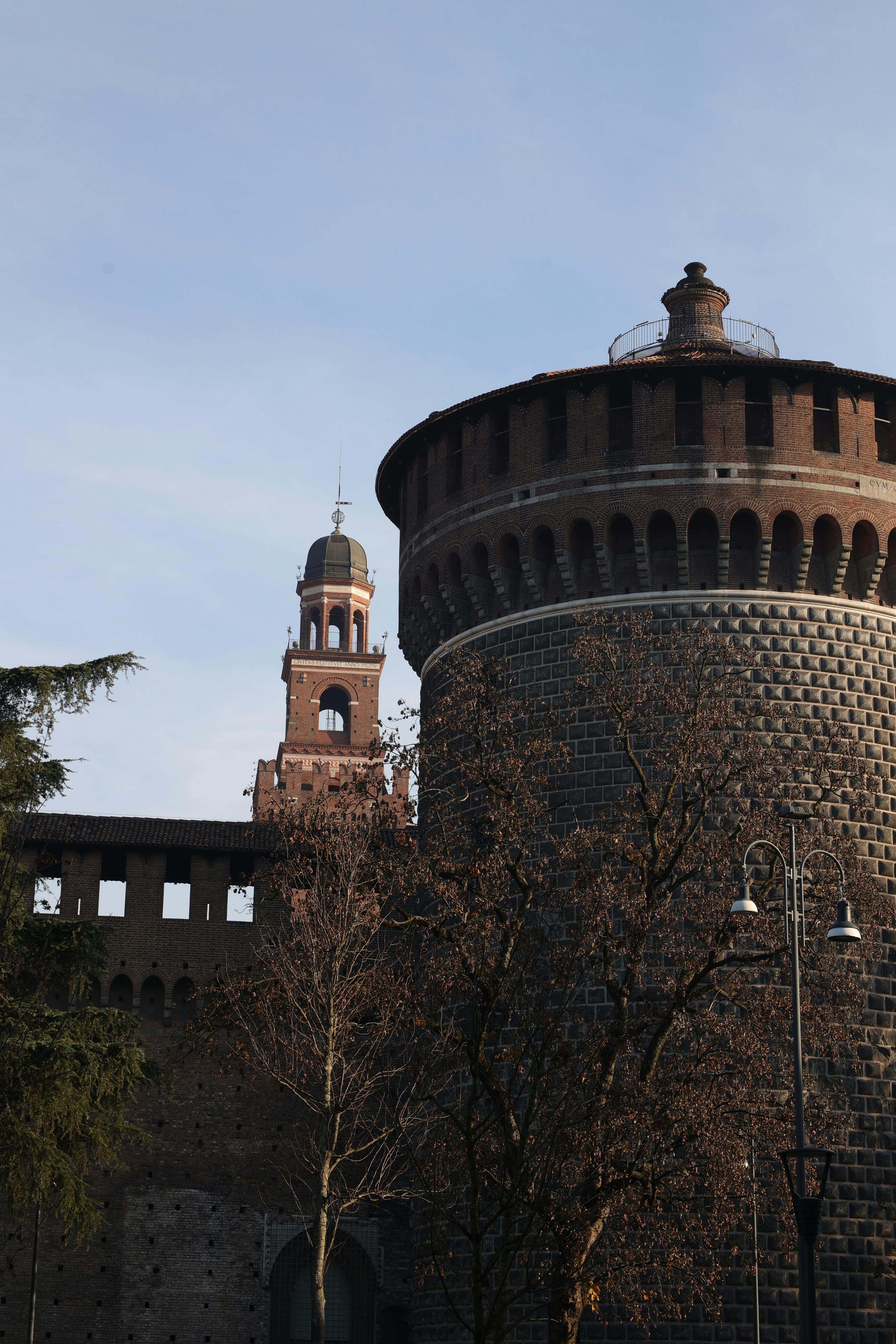 免費 在義大利米蘭晴朗的天空下，可以看到中世紀的斯福爾扎城堡塔樓。 圖庫相片