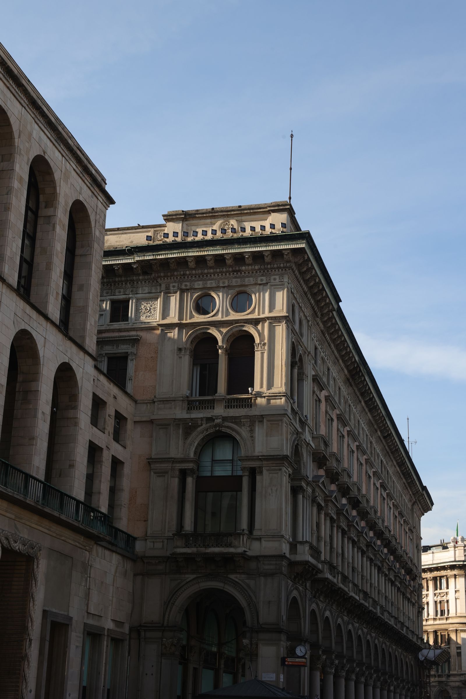 Facciata storica elegante di un edificio a Milano