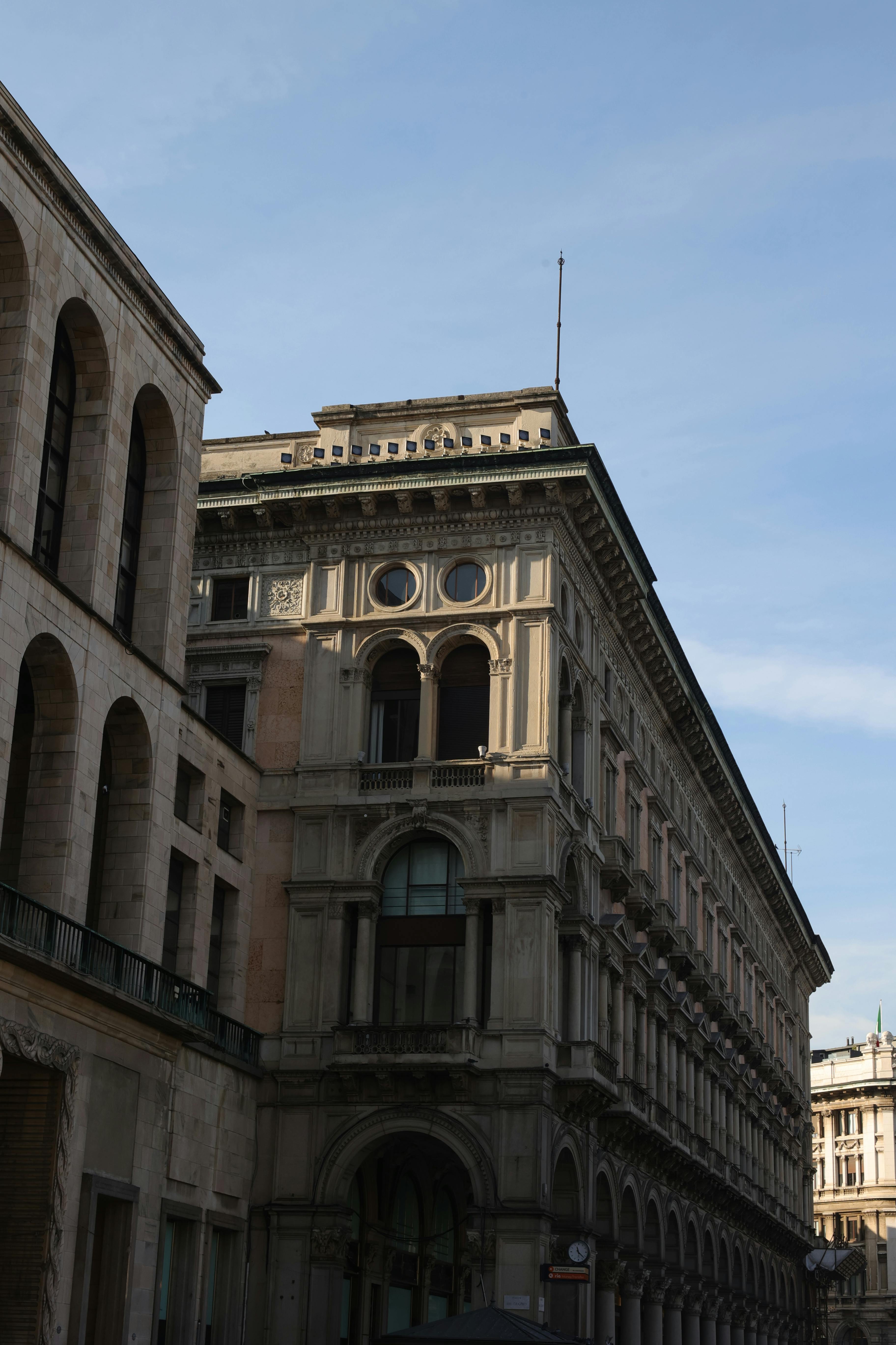 Zadarmo Elegantná neoklasicistická fasáda budovy pod jasnou oblohou v Miláne v Taliansku. Fotka z fotobanky