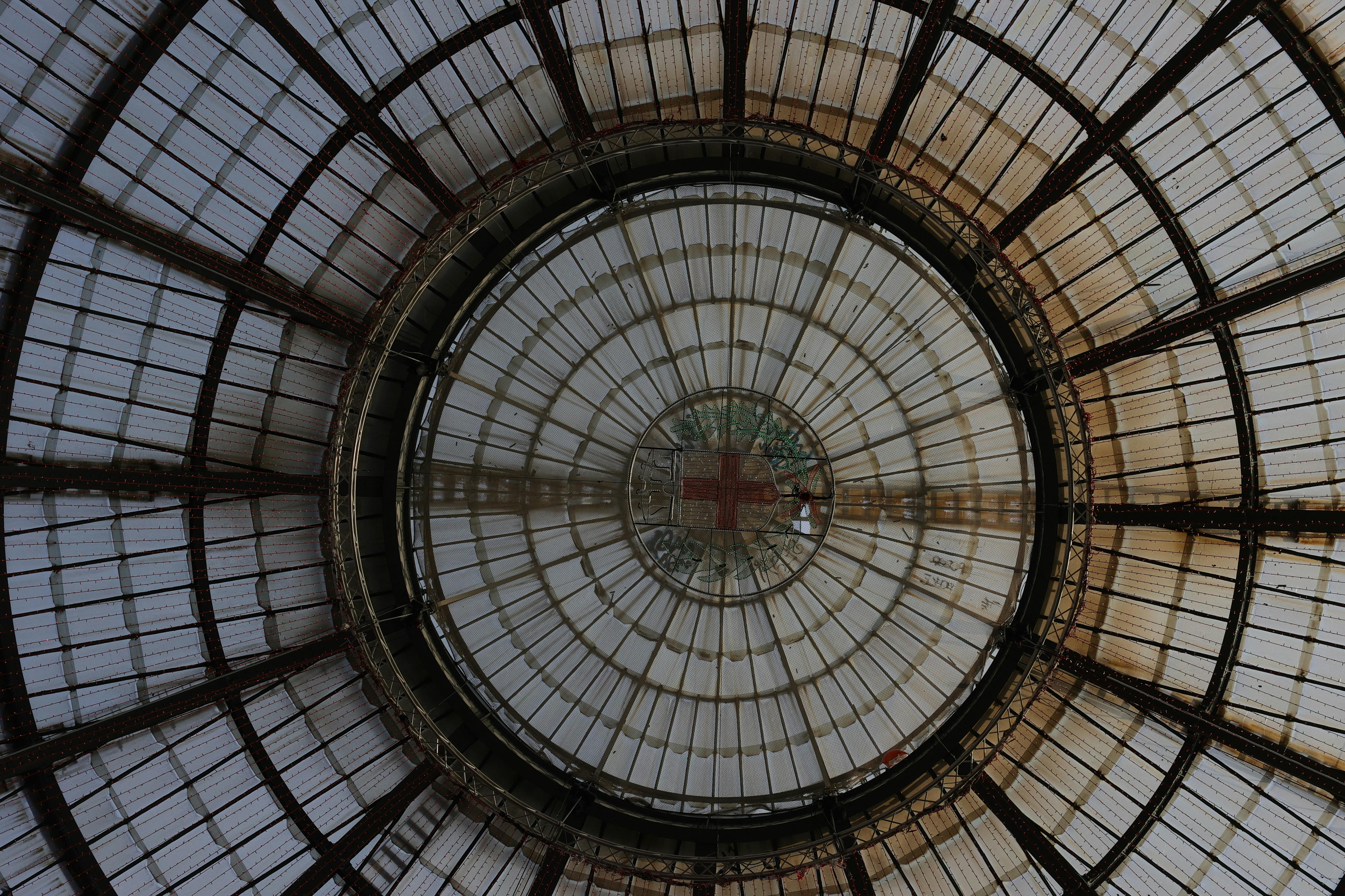 免費 米蘭維托里奧·埃馬努埃萊二世拱廊標誌性的穹頂令人嘆為觀止。 圖庫相片