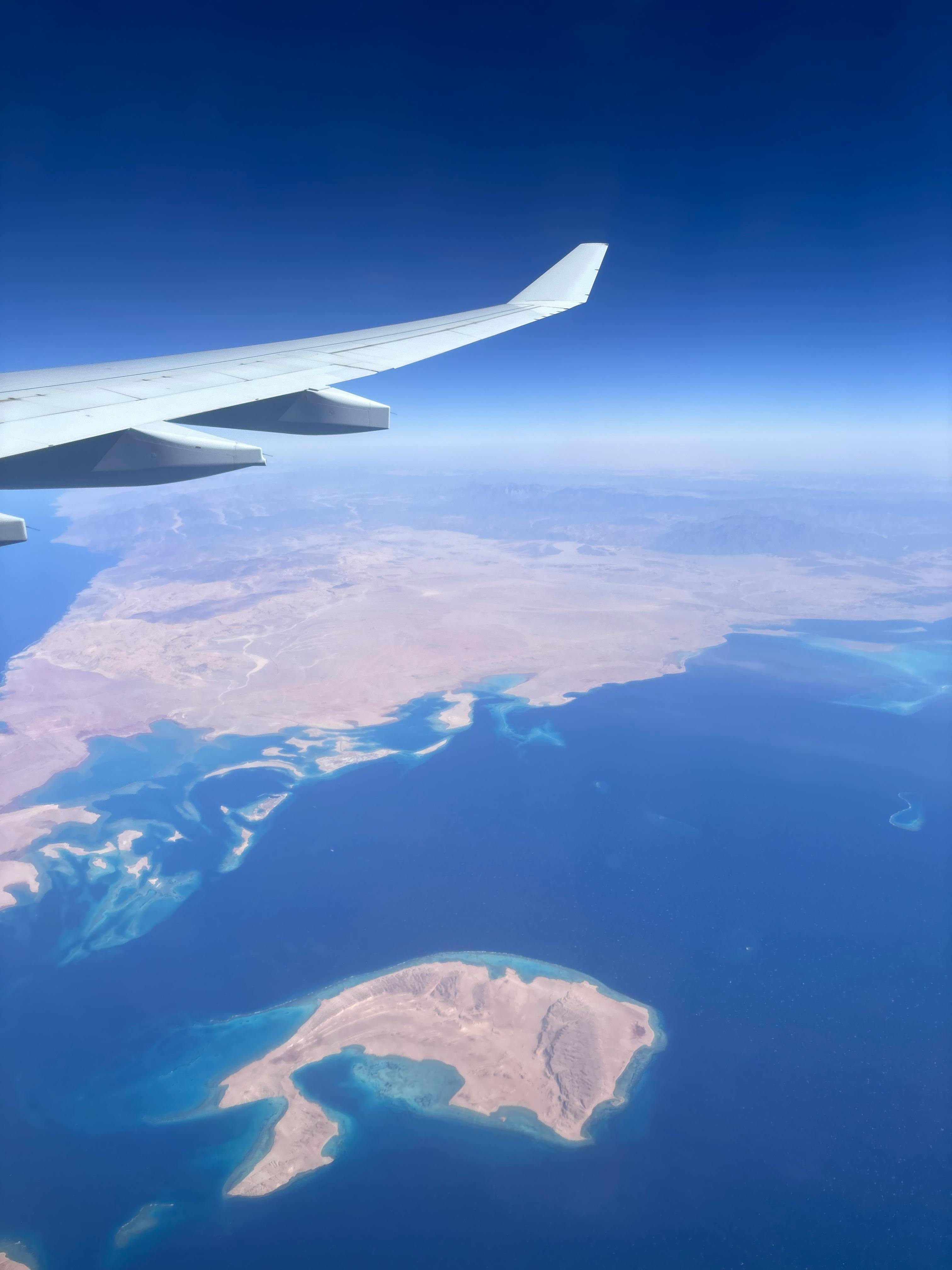 Gratis Et fantastisk luftfoto af ørkenøer og hav taget fra et flyvindue. Lagerfoto