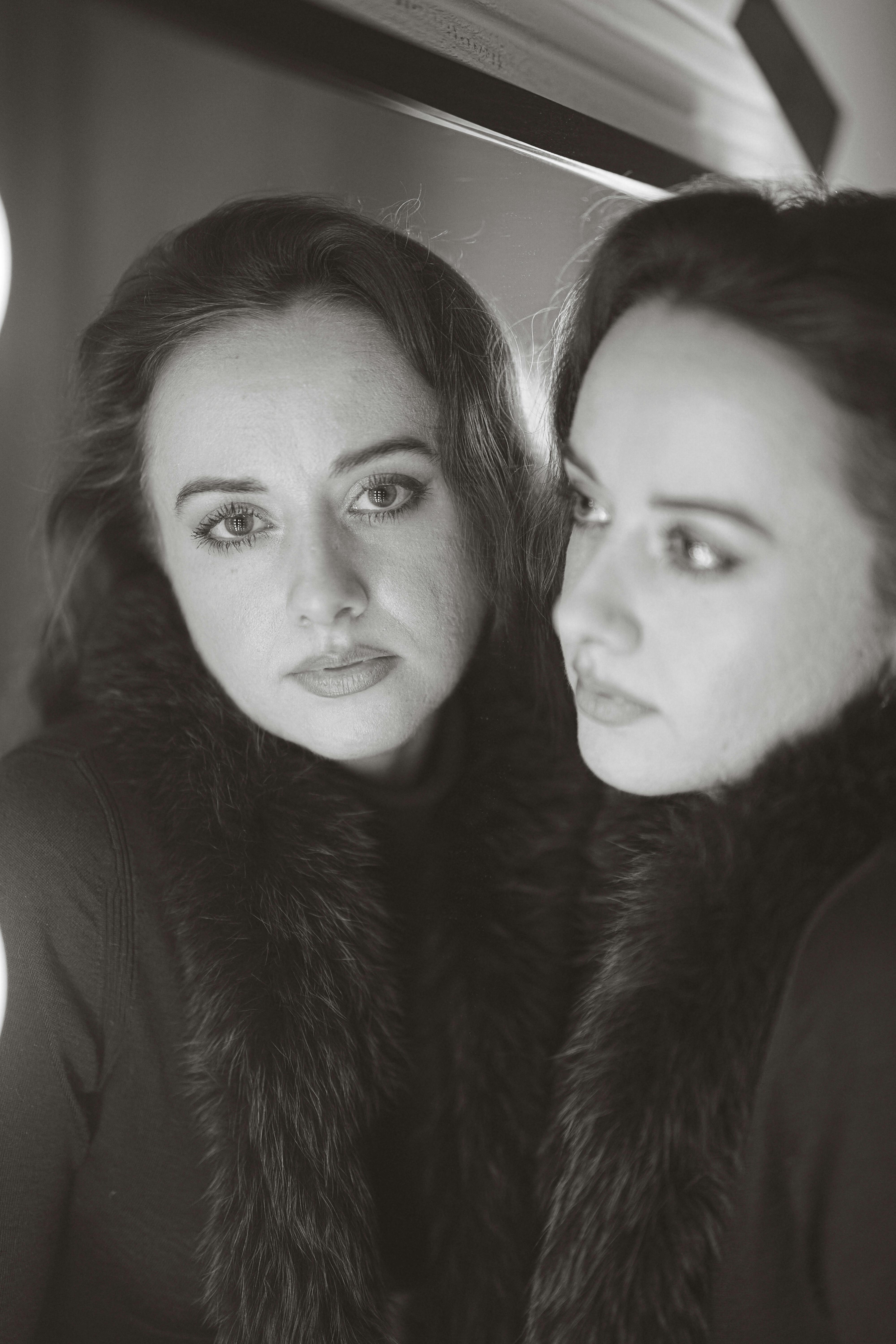 Gratis Kunstnerisk svart-hvitt portrett av en kvinne med speilbilde. Arkivbilde