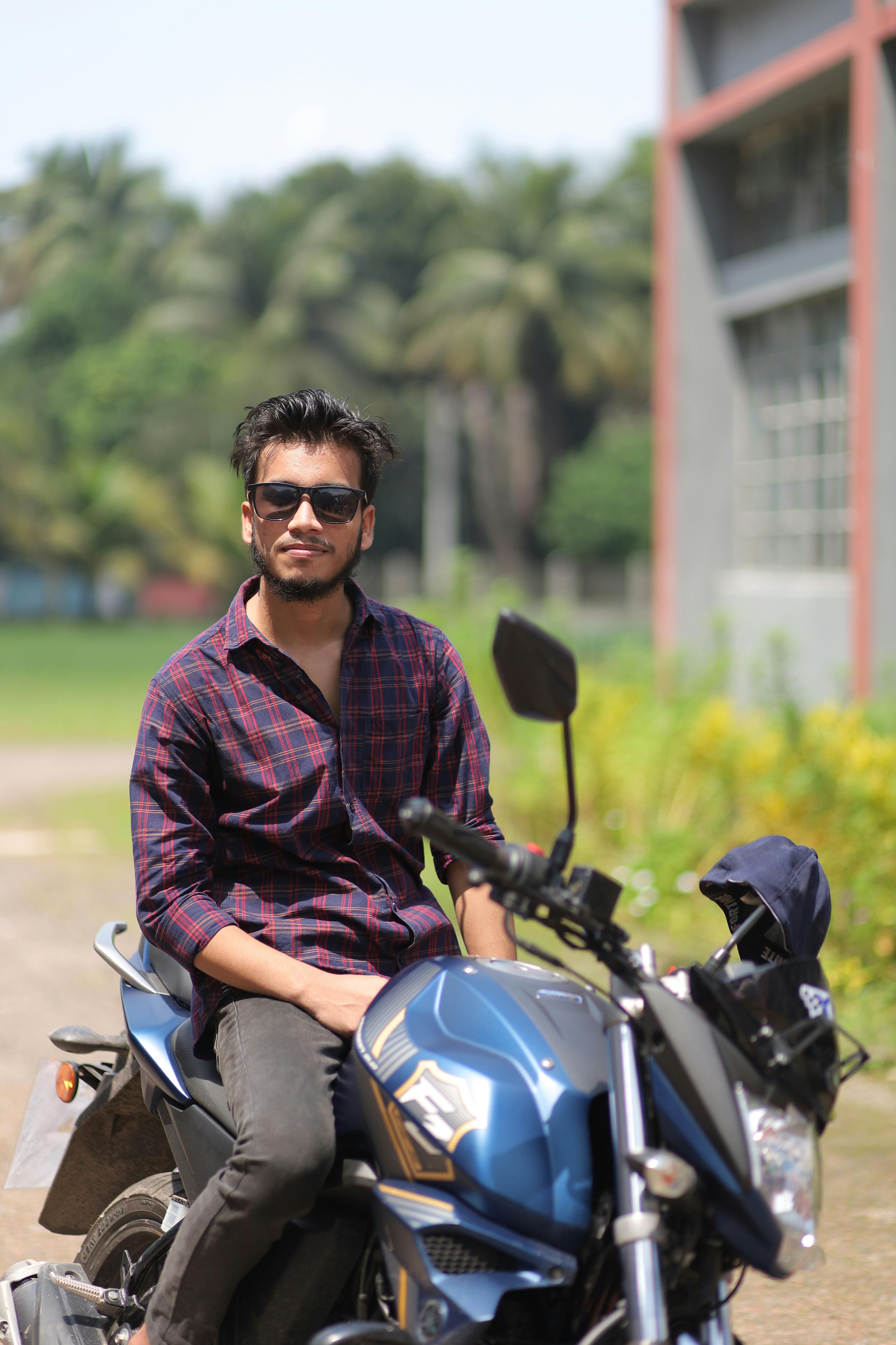 Gratis Un joven con gafas de sol sentado en una motocicleta en Patuakhali, Bangladesh. Foto de stock