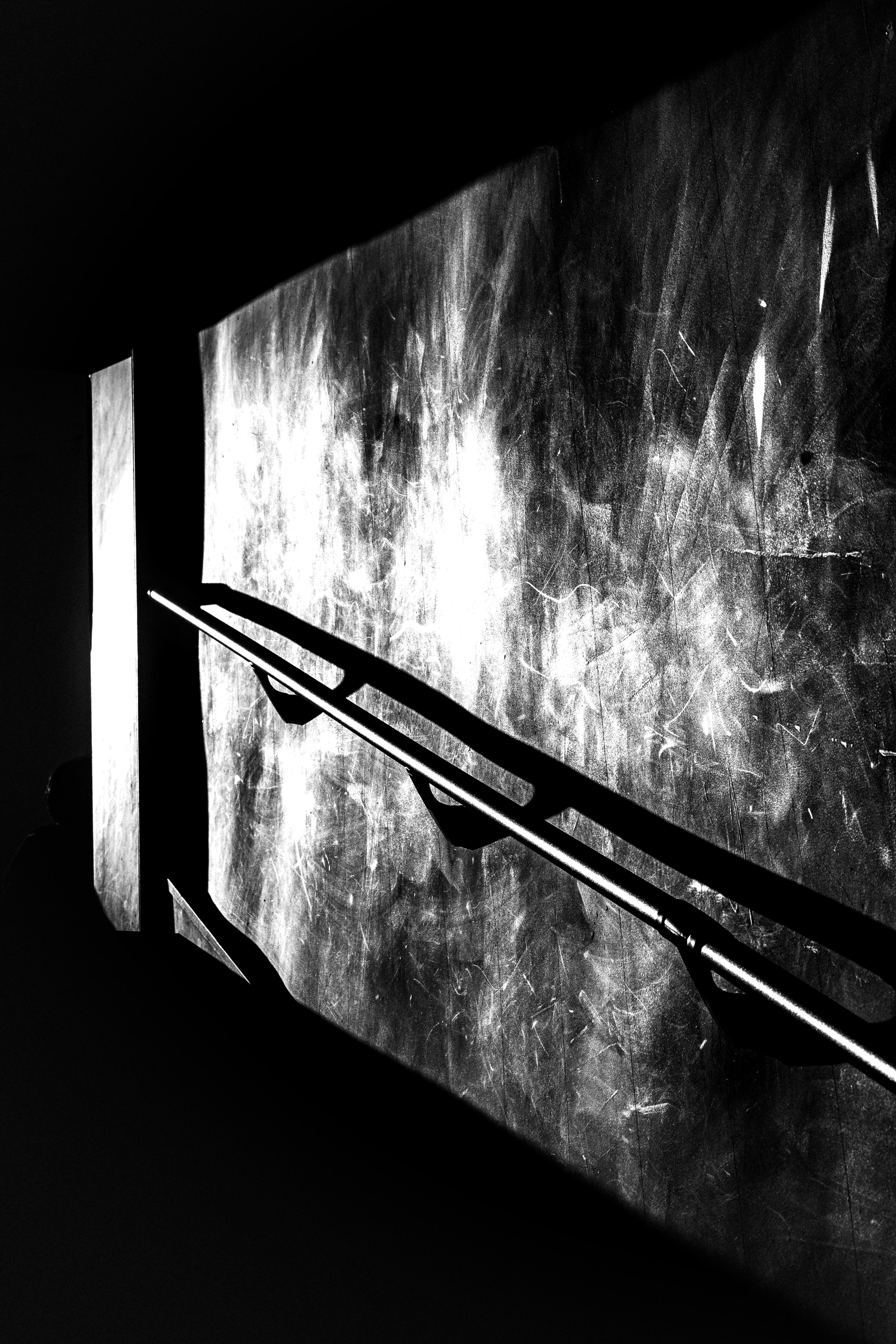 Miễn phí Hình ảnh trừu tượng đen trắng về bóng đổ trên bức tường có bề mặt gồ ghề, tạo nên những họa tiết thị giác ấn tượng. Ảnh lưu trữ