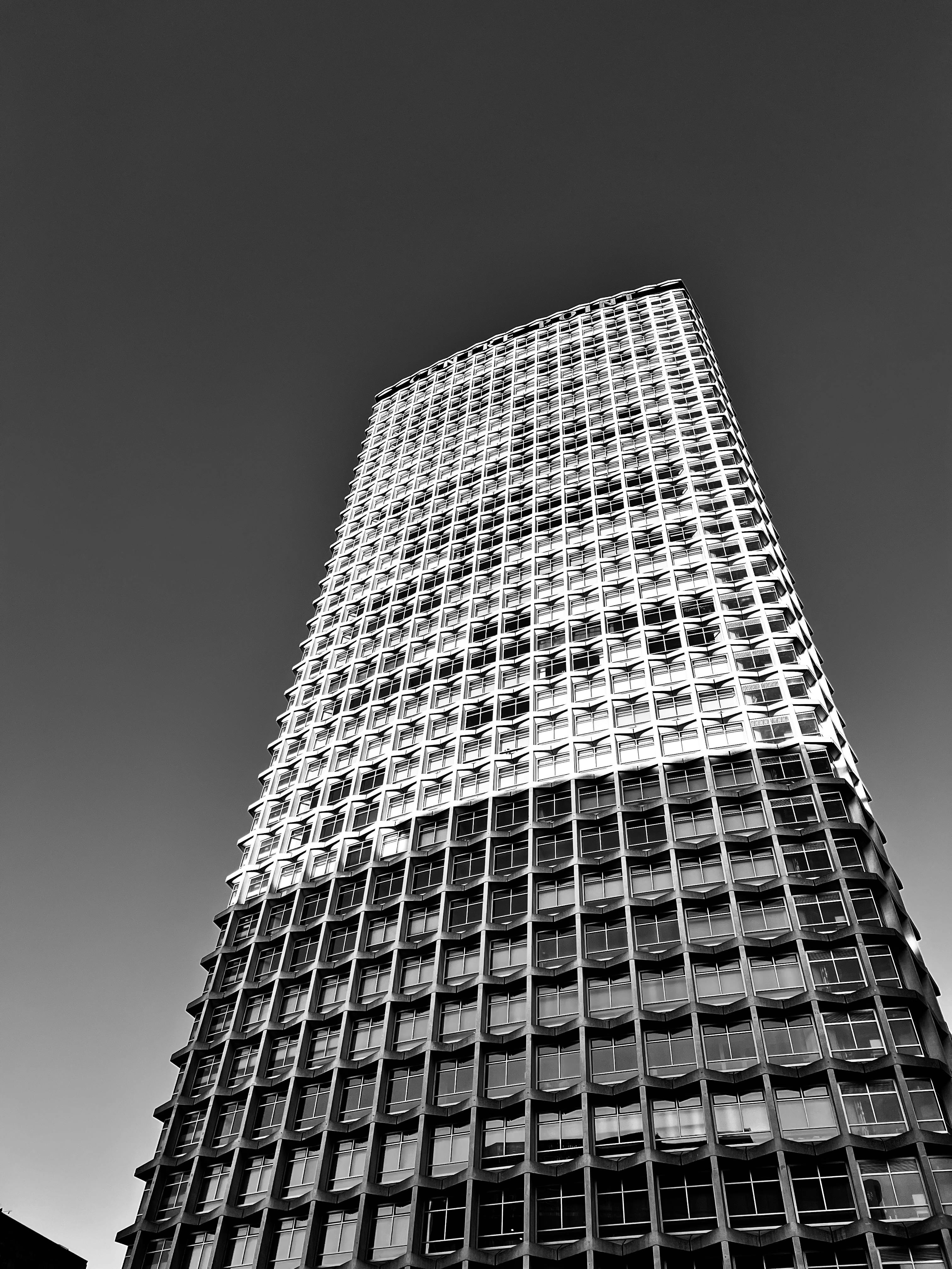 Gratis Fotografía en blanco y negro de un rascacielos moderno en Londres, que muestra su singular arquitectura reticular contra un cielo despejado. Foto de stock