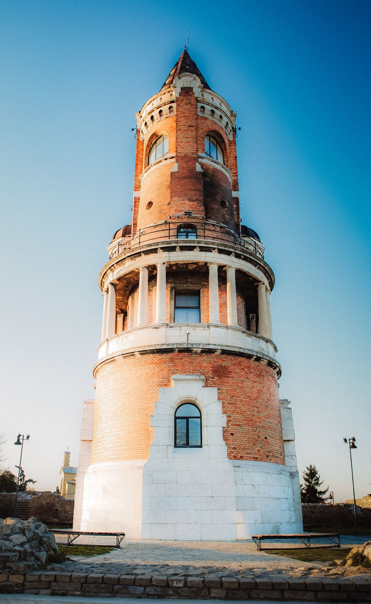 Zemun - turnul Gardoš pe deal, sub cerul senin