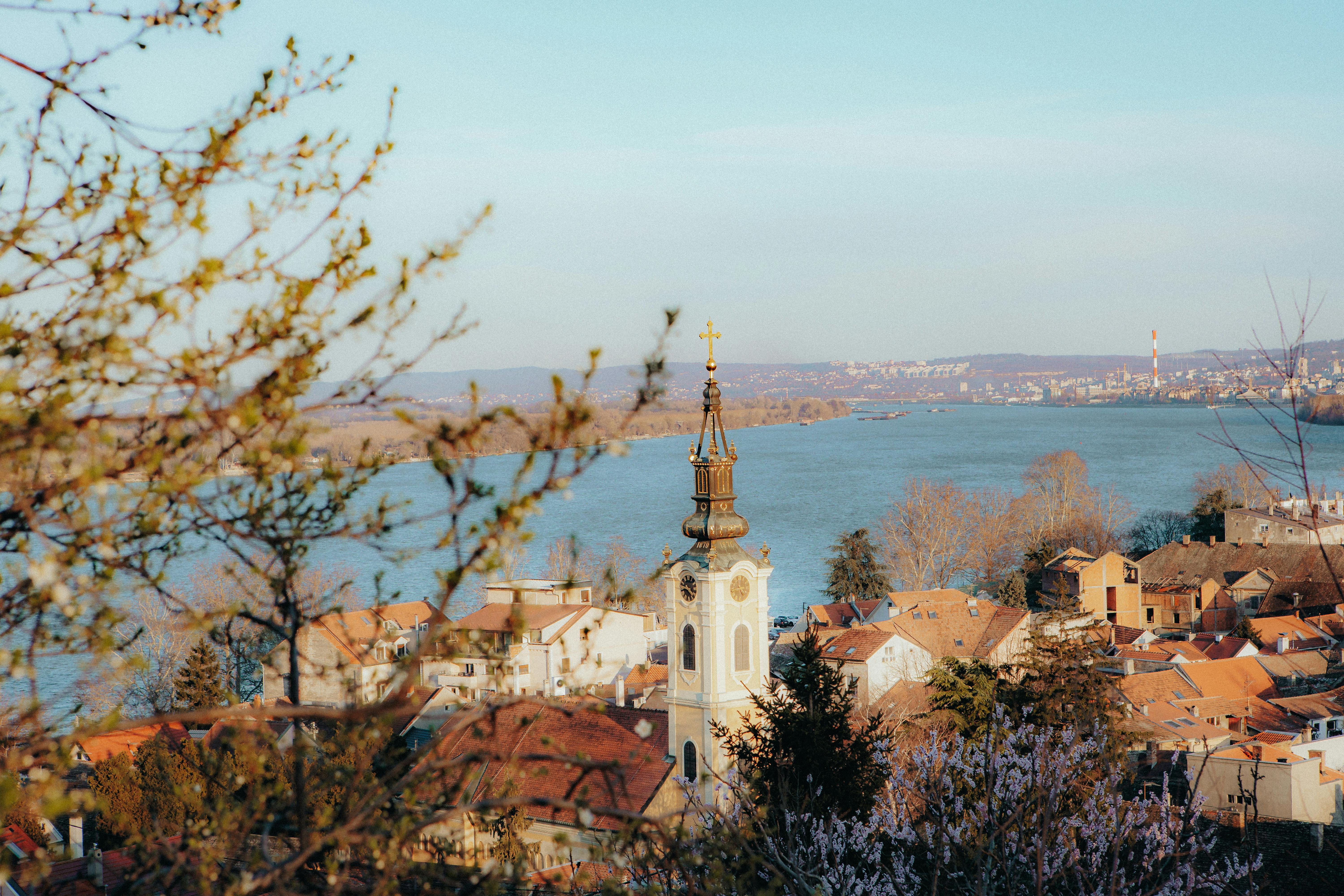 Ücretsiz Sırbistan'ın Belgrad şehrinin, güneşli bir günde kilise kulesi ve Tuna Nehri'nin yer aldığı, oldukça güzel bir manzarası. Stok Fotoğraflar
