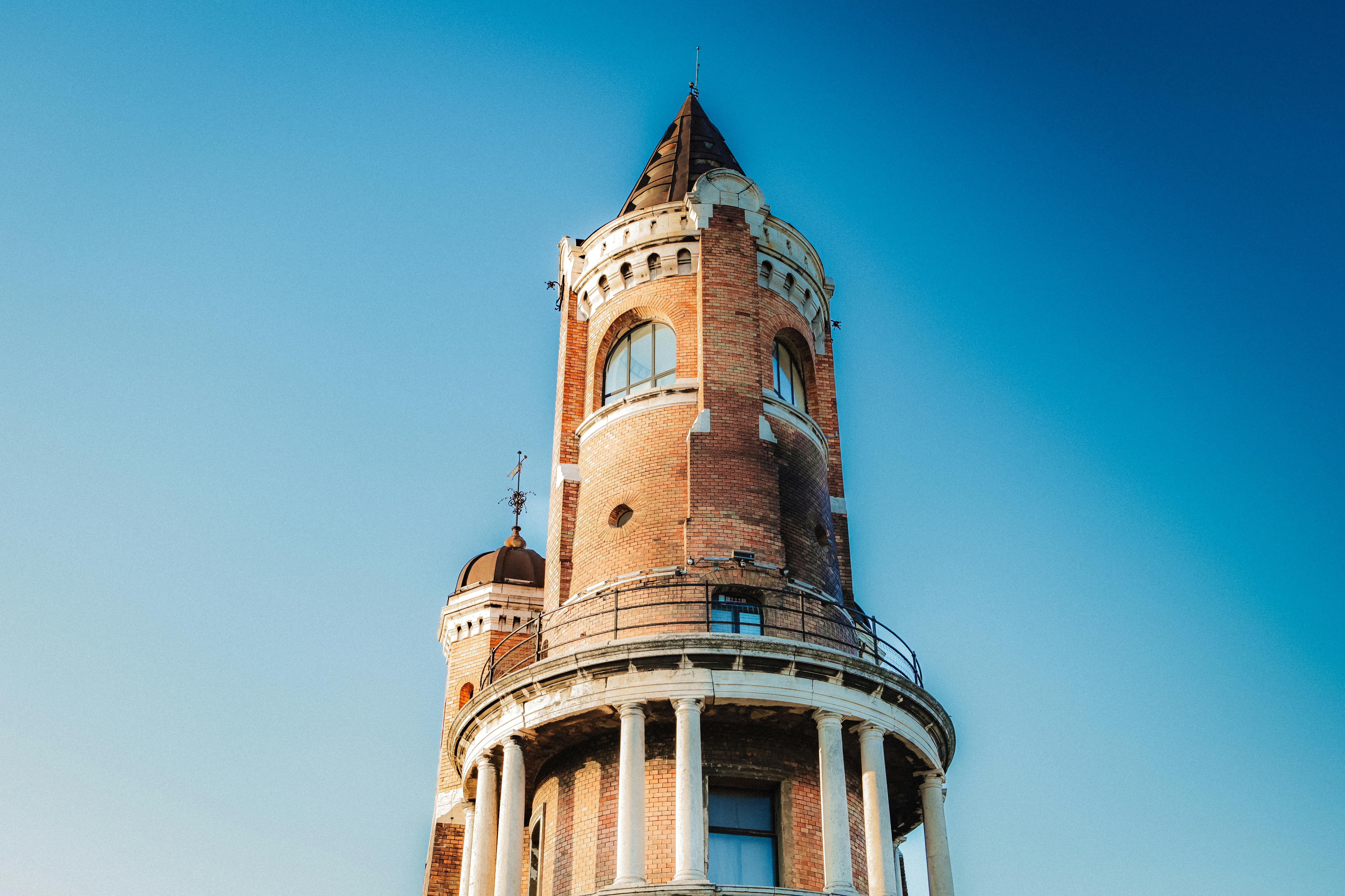 бесплатная Потрясающий вид на знаменитую башню Гардош в Белграде, Сербия, на фоне ярко-голубого неба. Стоковое фото