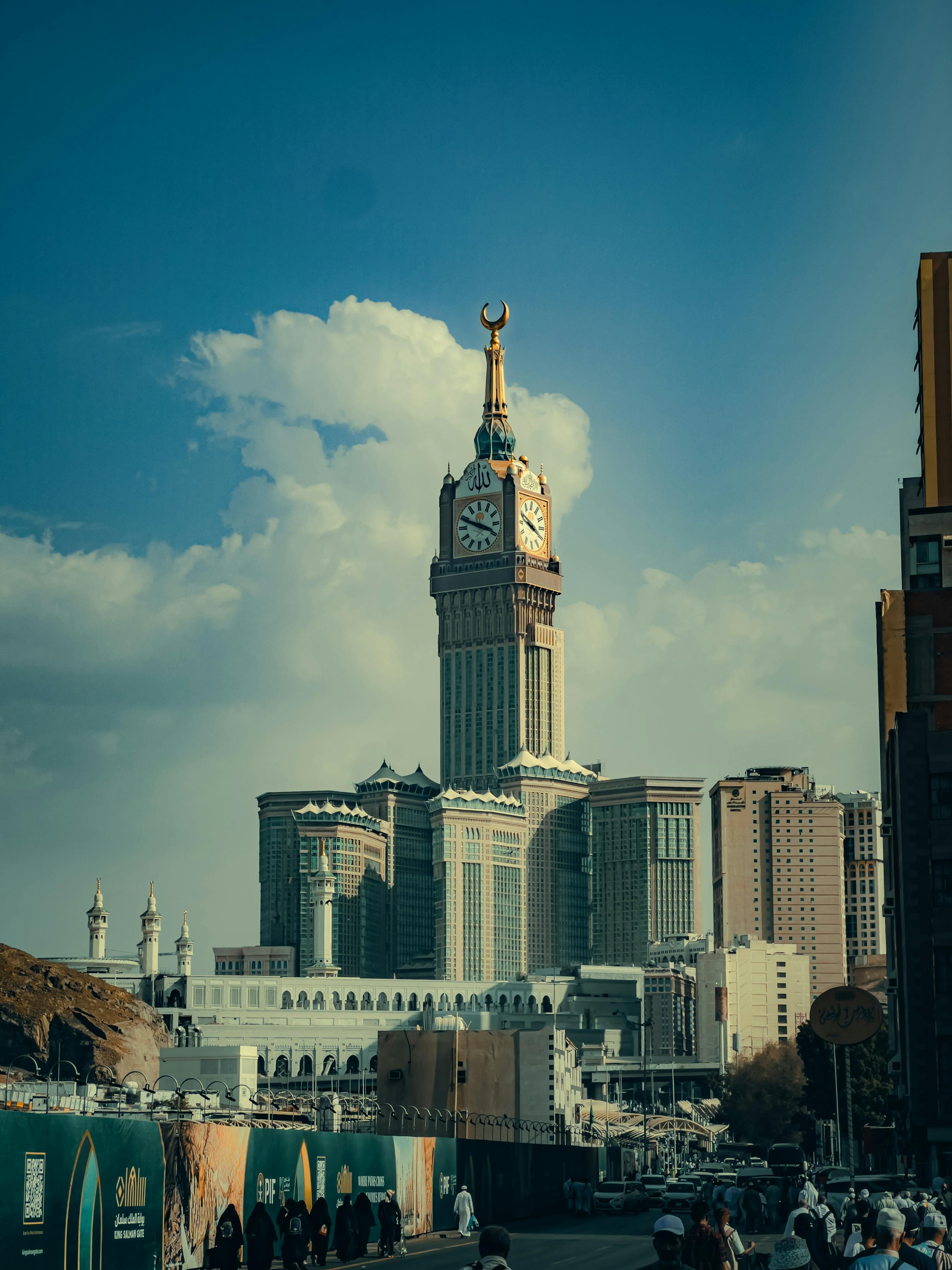 Gratuit Vedere a emblematicelor turnuri Abraj Al Bait din Mecca, Arabia Saudită, sub un cer senin. Fotografie de stoc