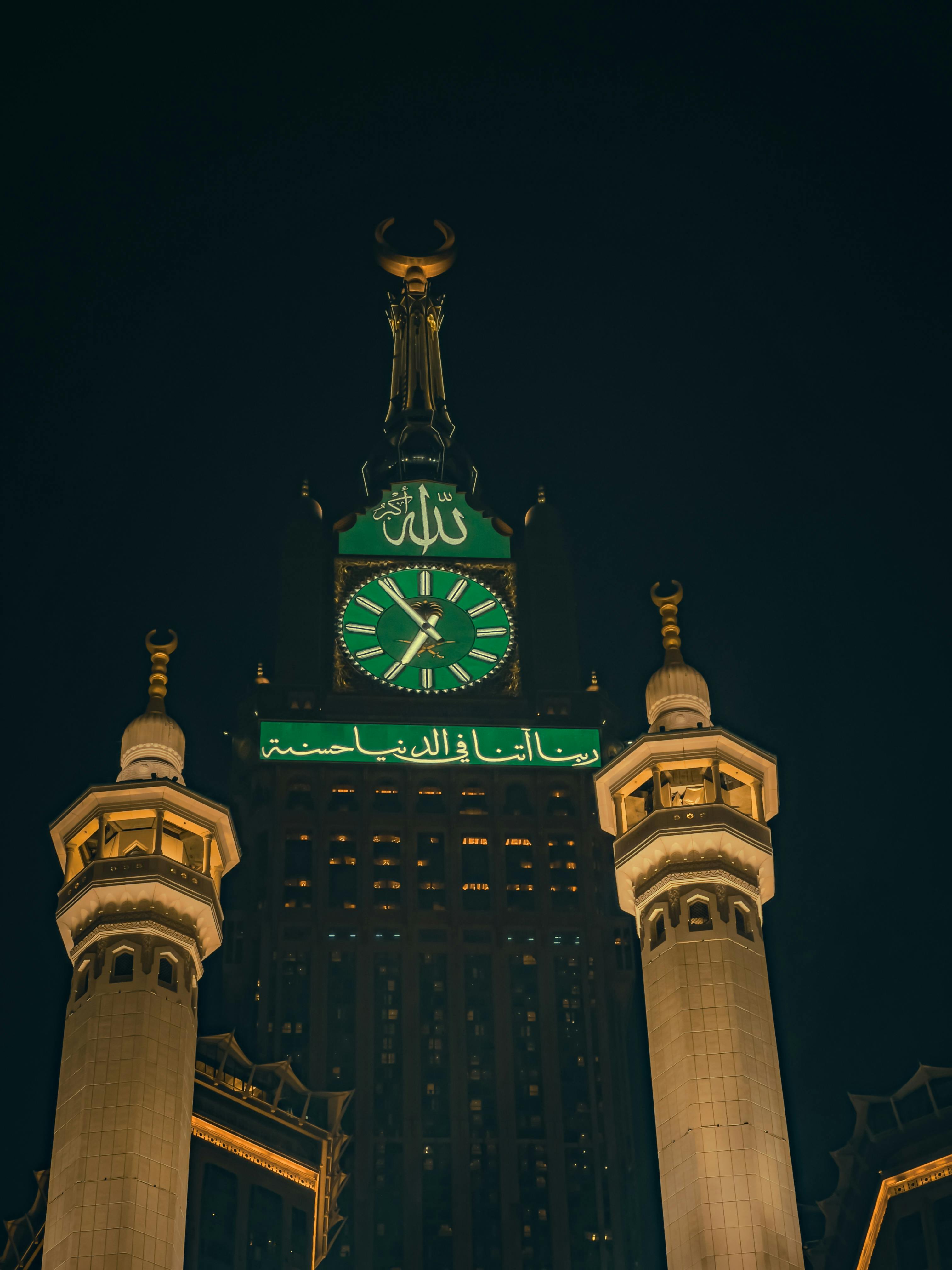 免費 沙烏地阿拉伯麥加鐘樓的夜景令人驚嘆，燈光璀璨奪目。 圖庫相片