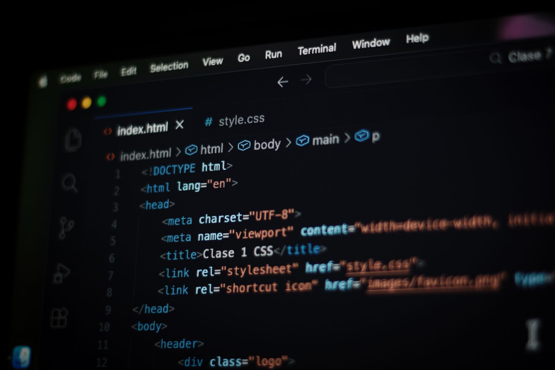 Monitor mostrando líneas de código de software en una terminal con tema oscuro