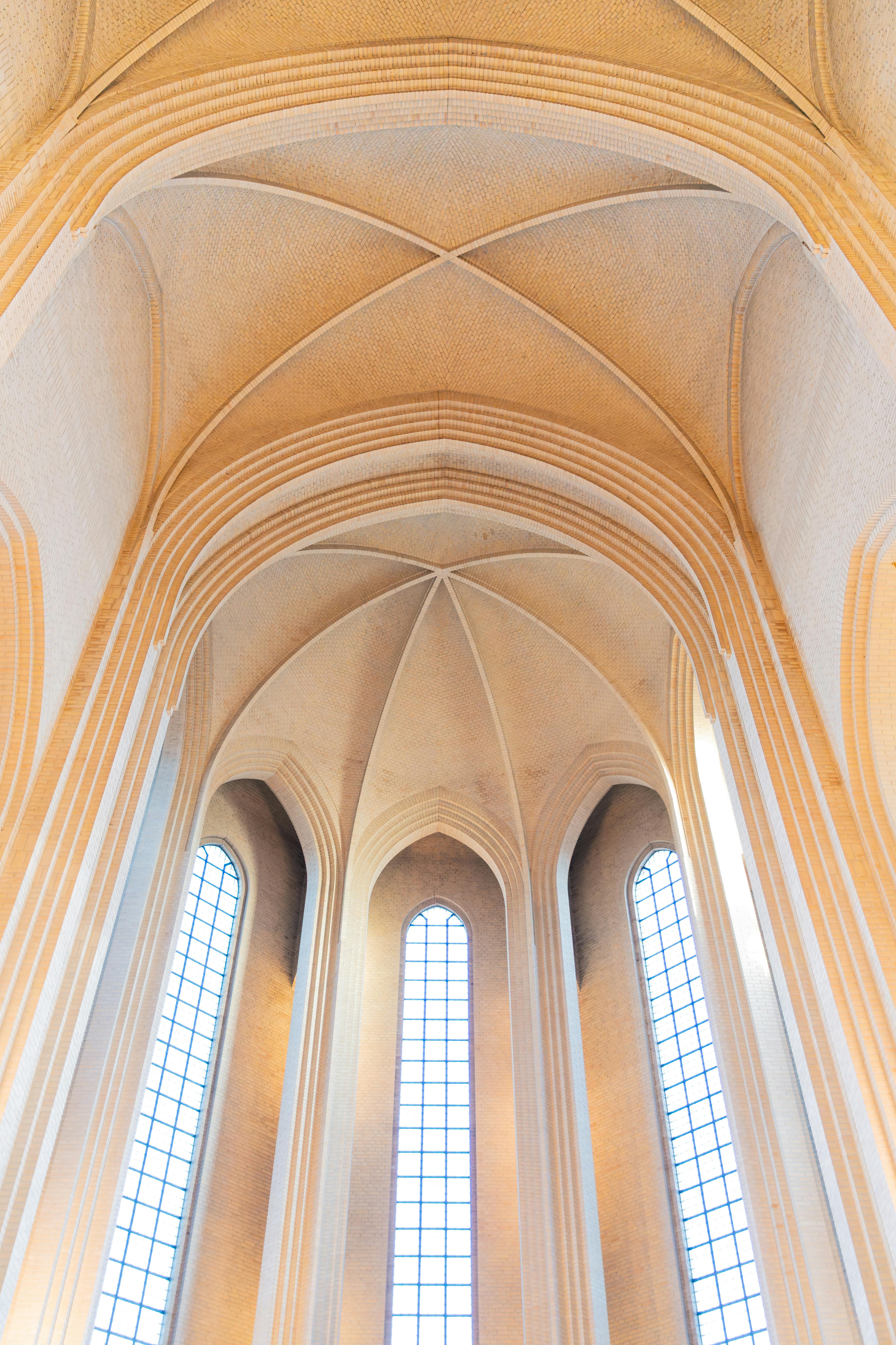 免費 探索哥本哈根格倫特維教堂令人驚嘆的拱形天花板和尖拱。 圖庫相片