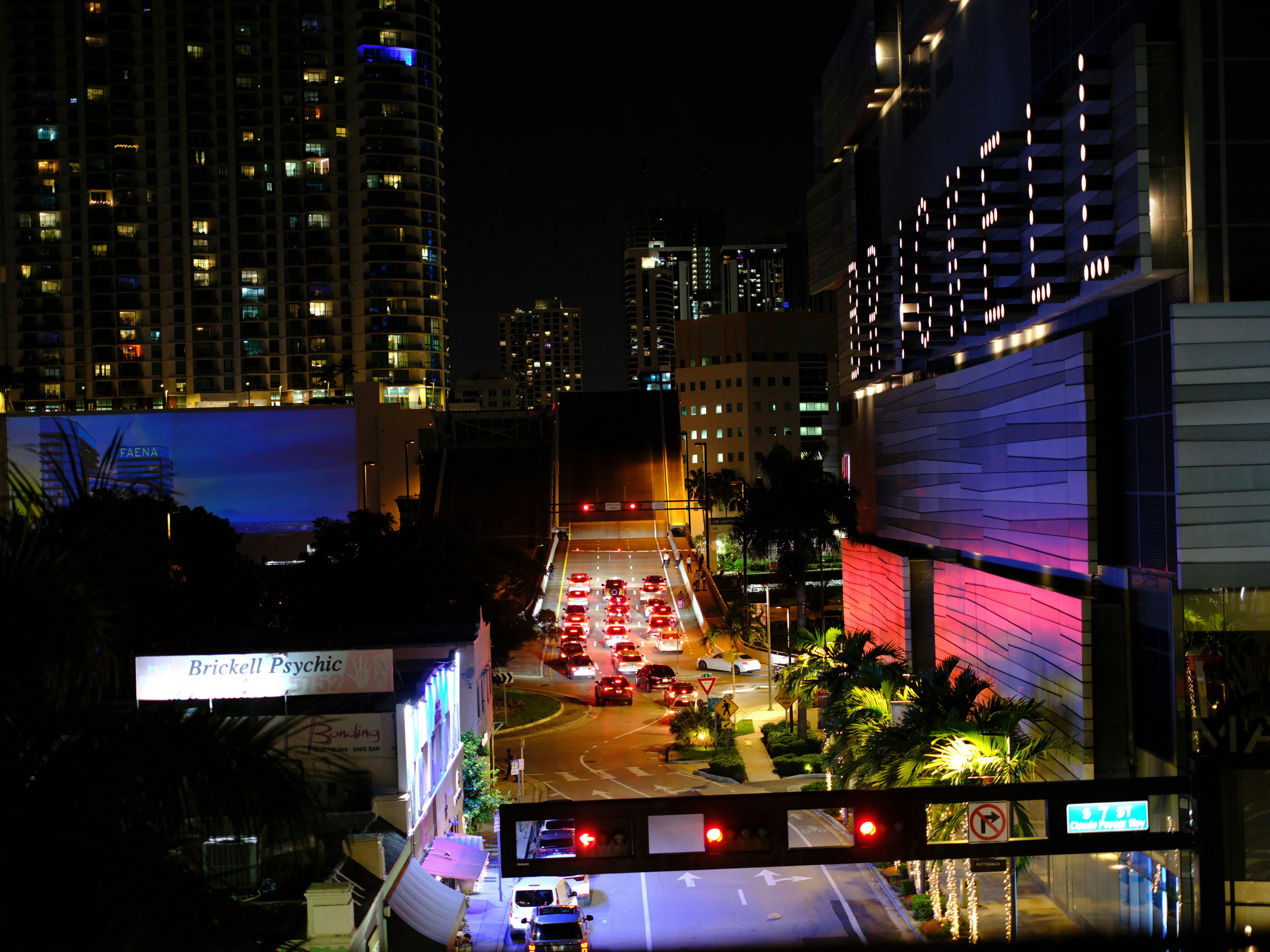 Zadarmo Nočný pohľad na rušný Brickell s mestskými svetlami, premávkou a mrakodrapmi. Fotka z fotobanky