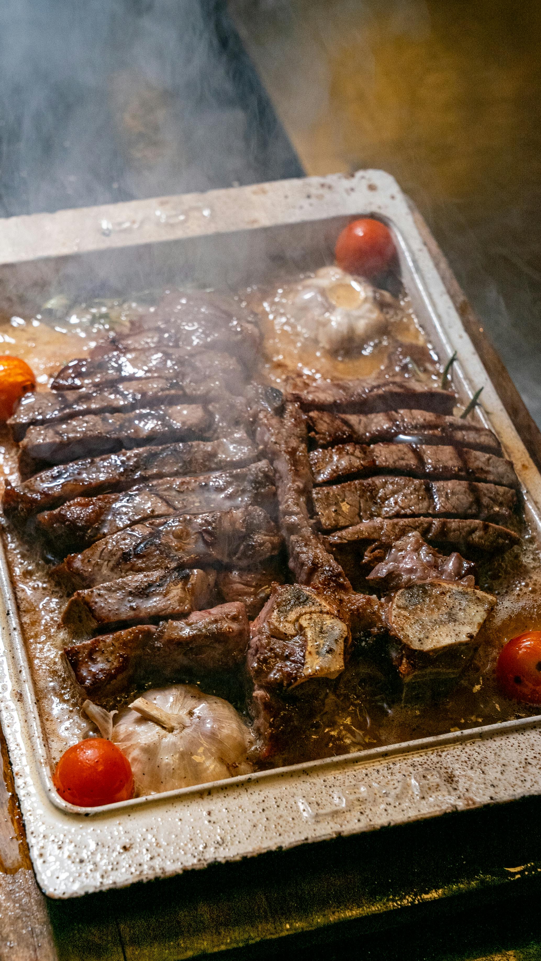 Ücretsiz Izgara tabağında birbirinden lezzetli çeşitli etler, barbekü severler için mükemmel. Stok Fotoğraflar