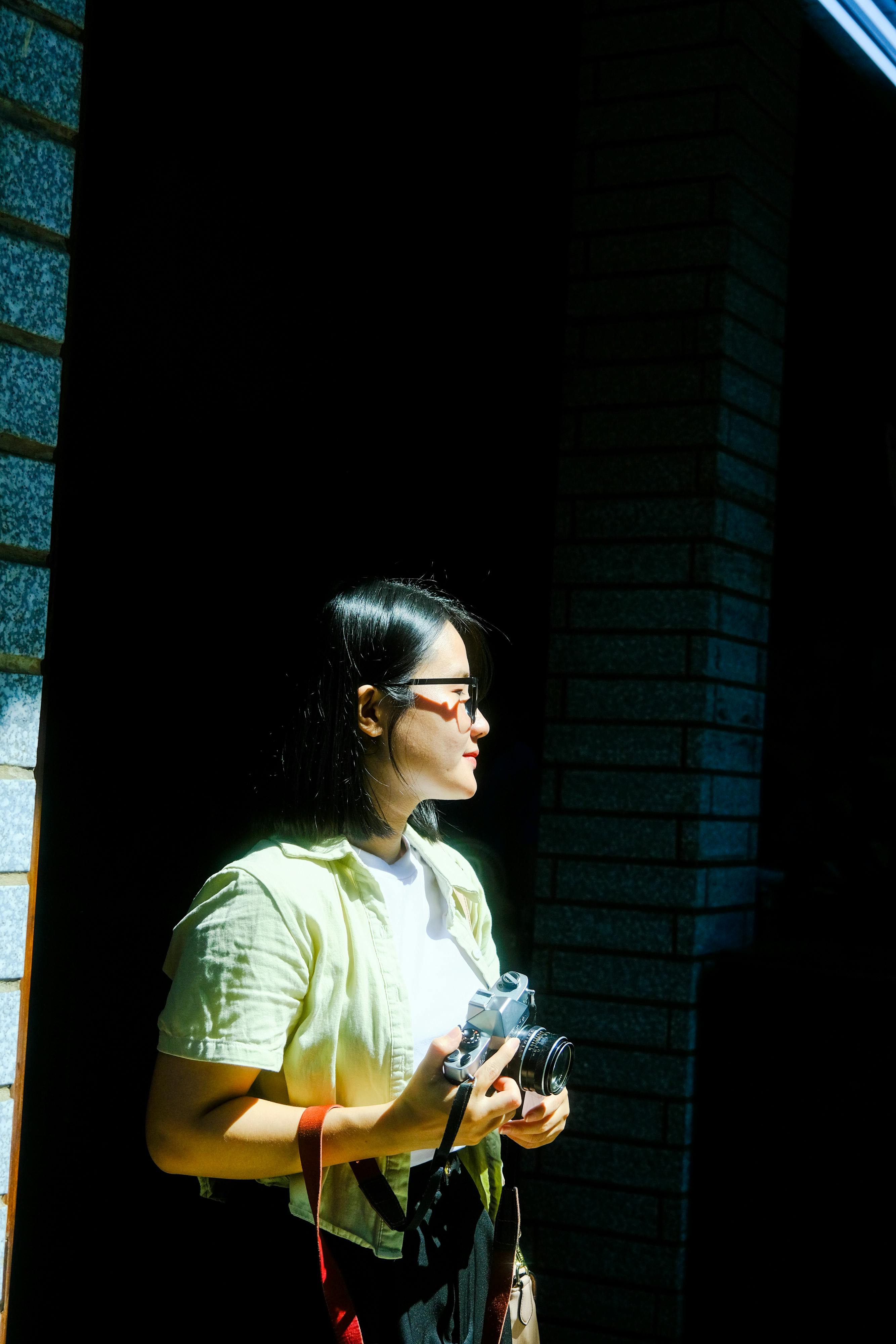 Безкоштовне Портрет молодої жінки-фотографа в Хюе, В'єтнам, яка тримає камеру на вулиці. стокове фото