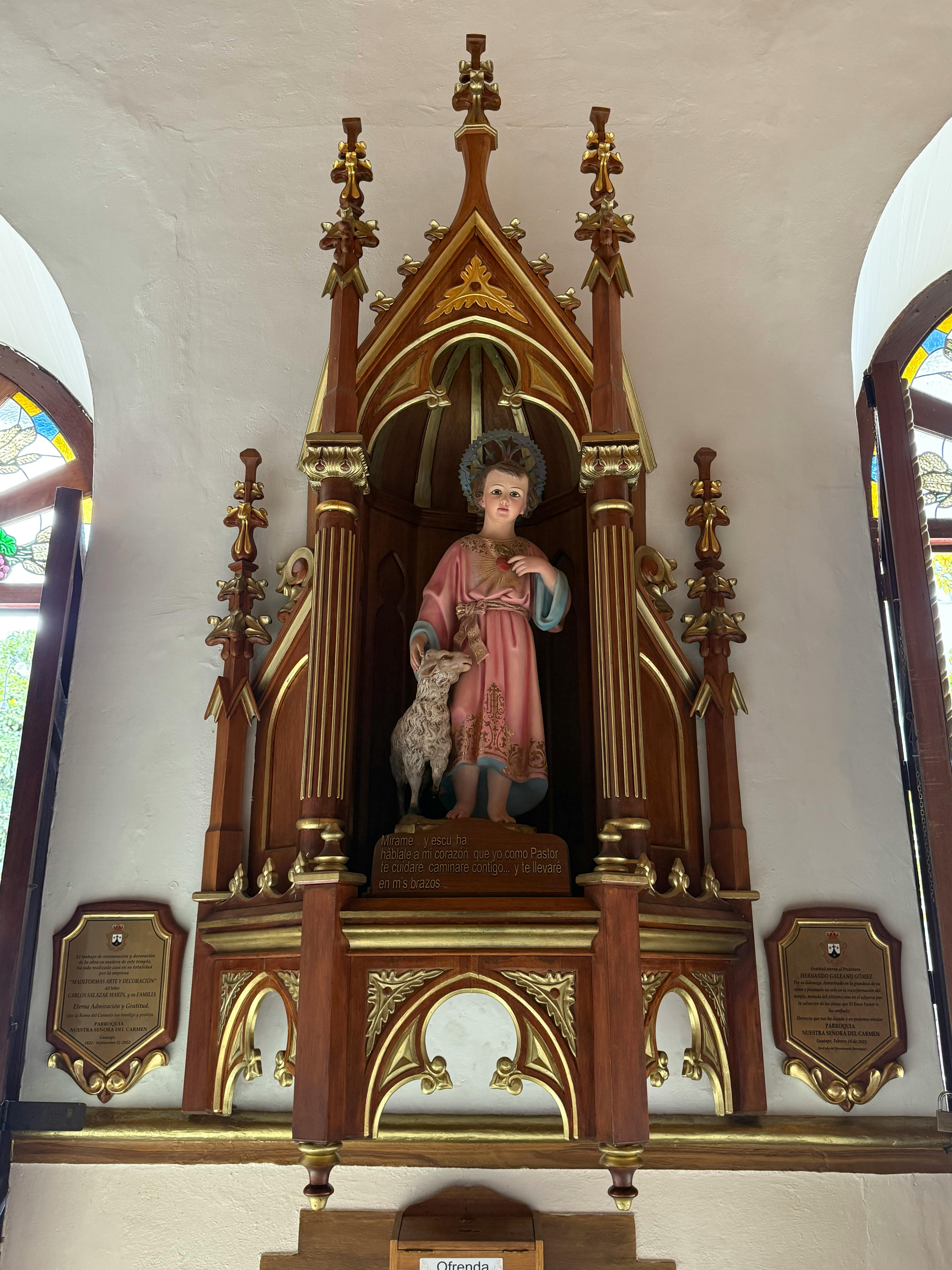 Gratis Santuario in legno finemente dettagliato, con la statua di un bambino e di un agnello in un ambiente riccamente decorato. Foto a disposizione