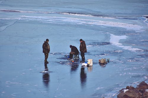 Gratis Persone In Piedi Su Un Corpo D'acqua Congelato Foto a disposizione
