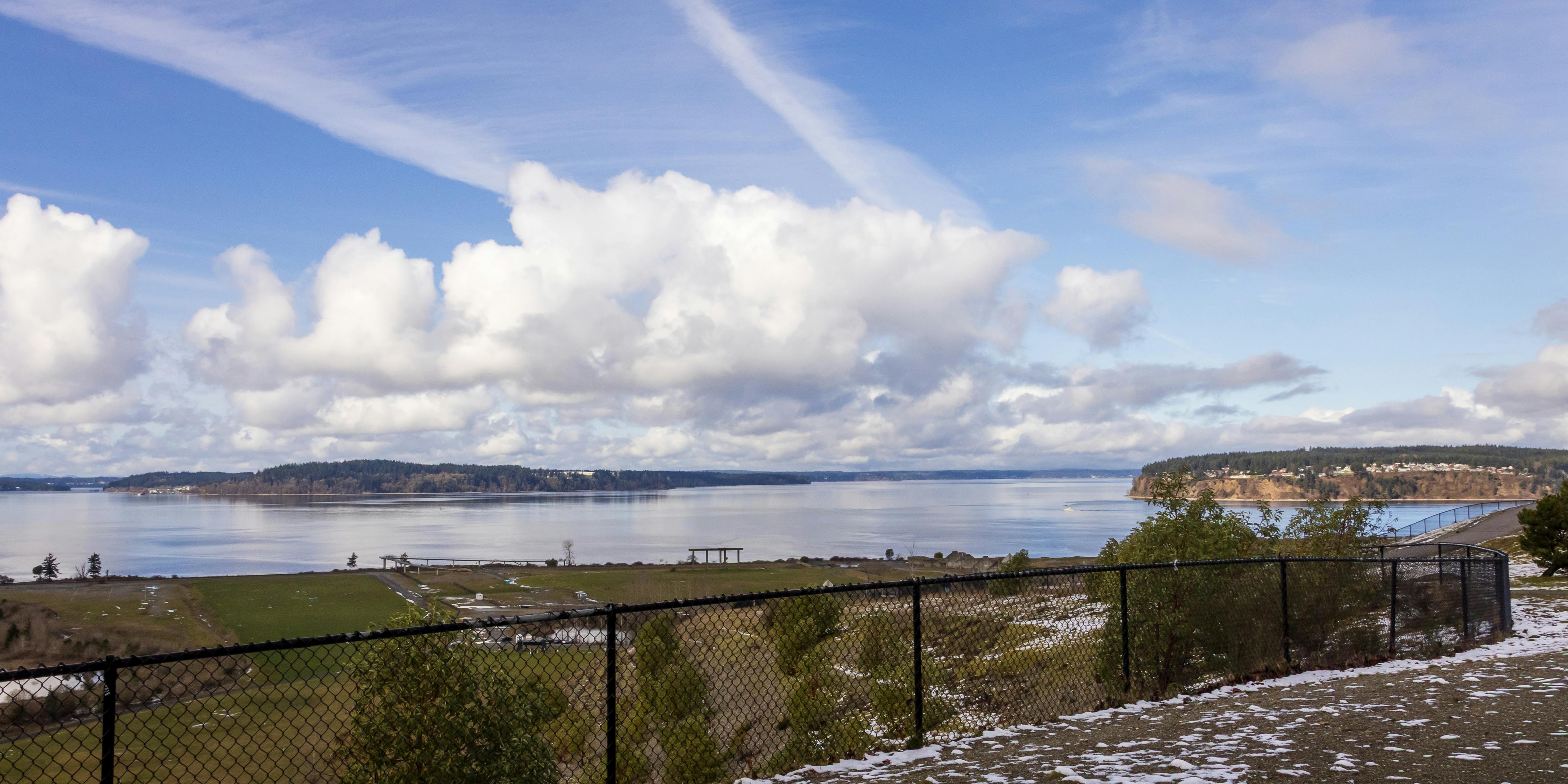 Kostnadsfria Fridfullt sjölandskap med dramatiska moln och vacker utsikt. Perfekt för natur- och resetema. Stock foto