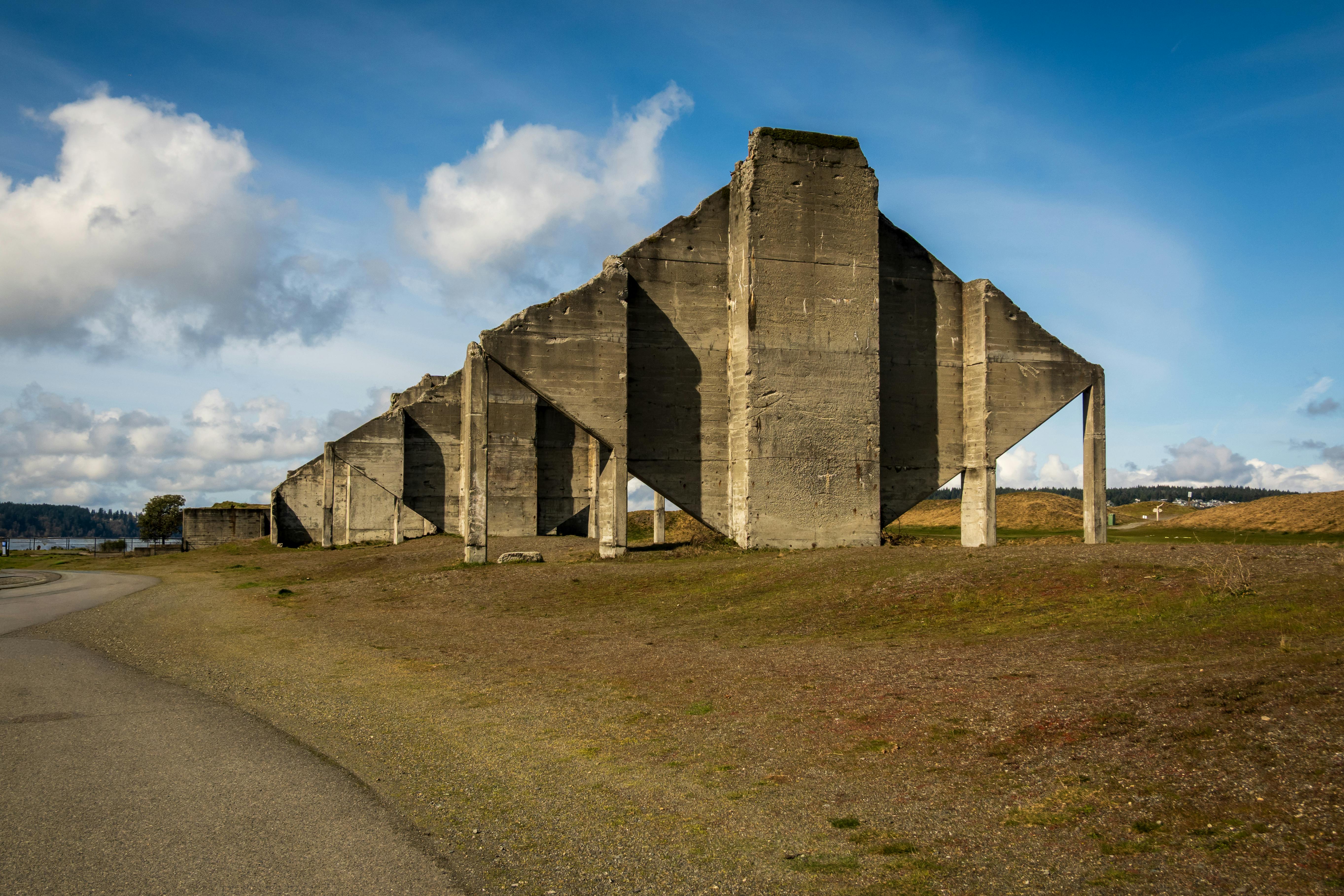 Gratis Et slående syn af forladte betonfæstninger fra 2. verdenskrig under en blå himmel. Lagerfoto