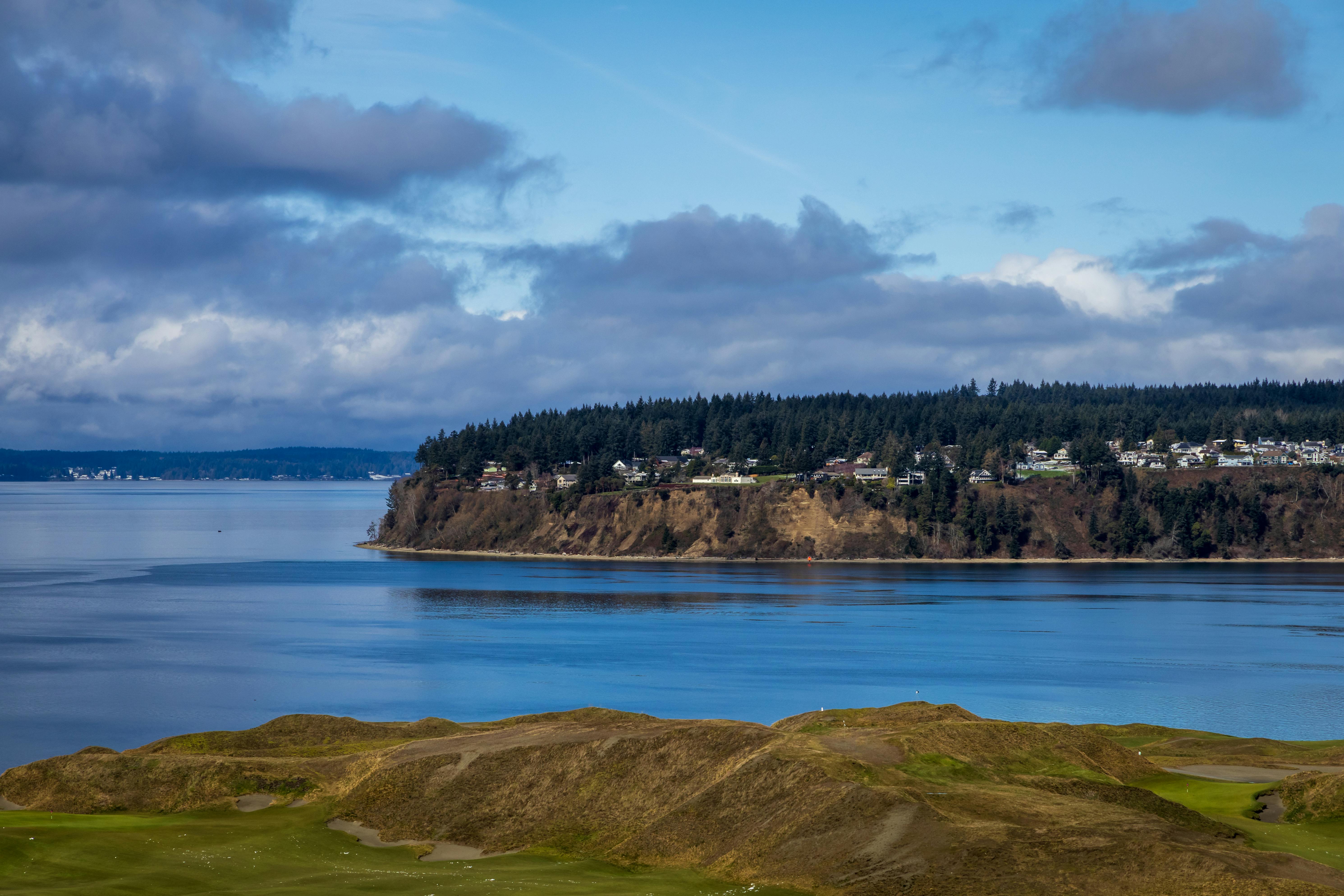 De franc Precioses vistes de la costa amb penya-segats i una vegetació exuberant sota un cel ennuvolat espectacular. Foto d'estoc