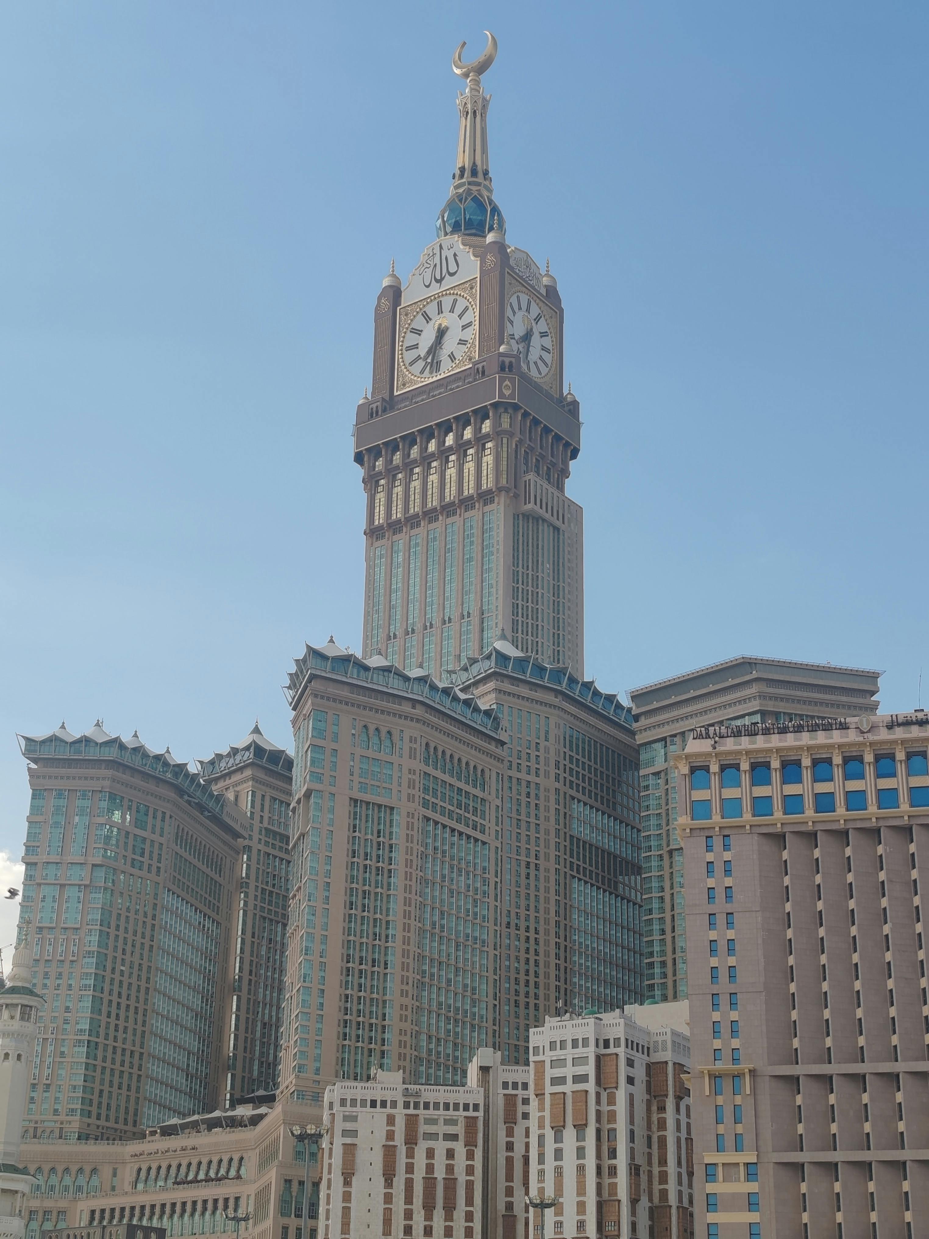 Gratis Veduta dall'alto delle torri Abraj Al Bait alla Mecca, che mostrano la loro grandiosità architettonica stagliandosi contro un cielo limpido. Foto a disposizione