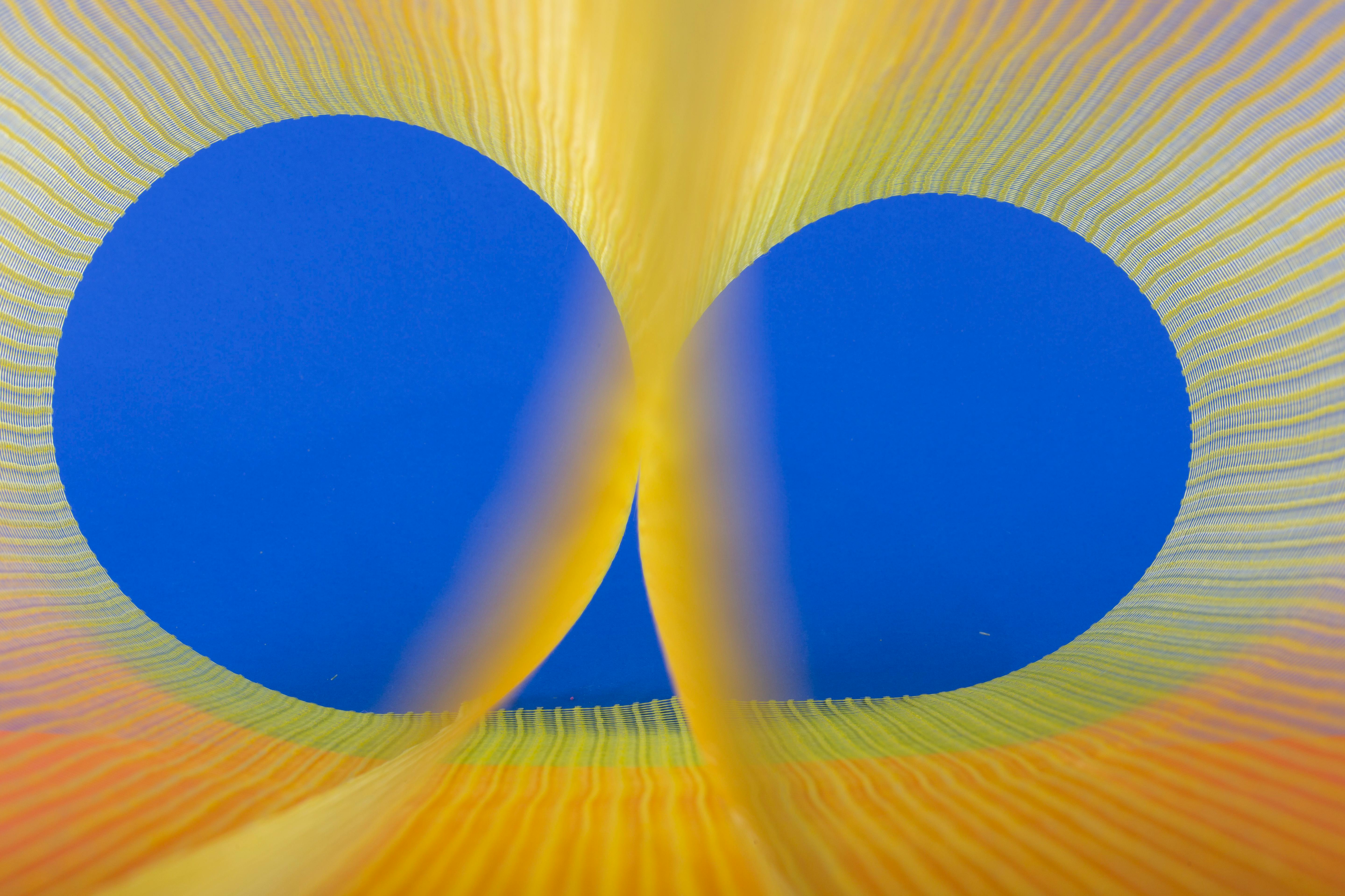 Zadarmo Živý abstraktný obrázok so symetricky usporiadanými kruhmi na sýtom modrom pozadí. Fotka z fotobanky