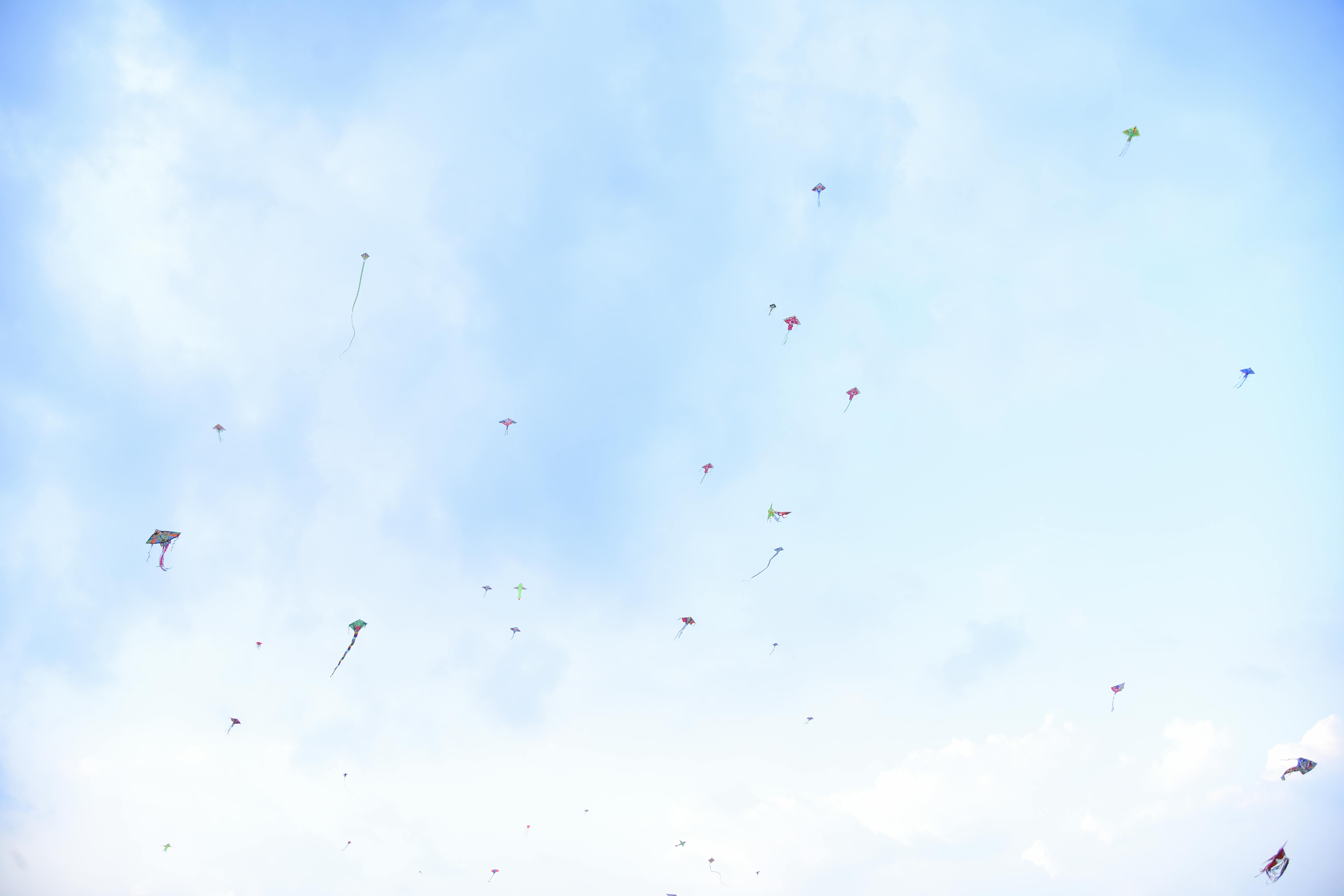 免费 色彩鲜艳的风筝在湛蓝的天空中翱翔，象征着自由和快乐。 素材图片